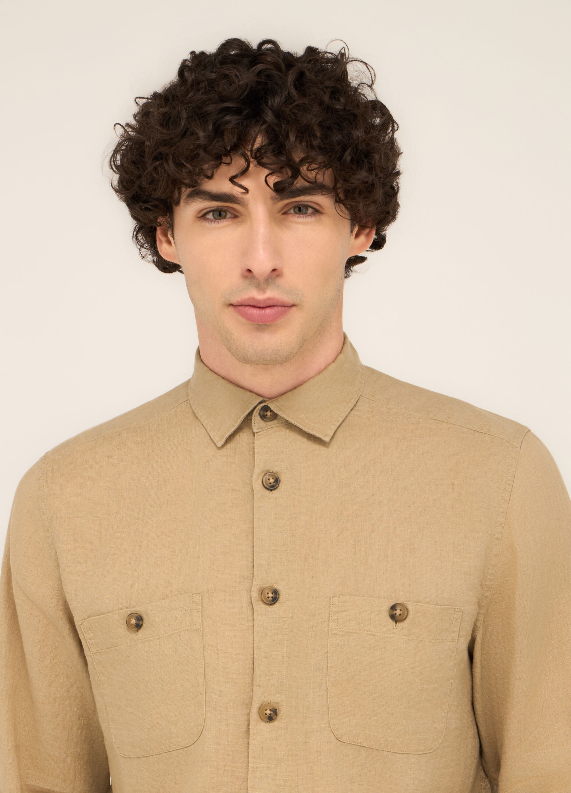 Camicia con taschini in puro lino uomo_2