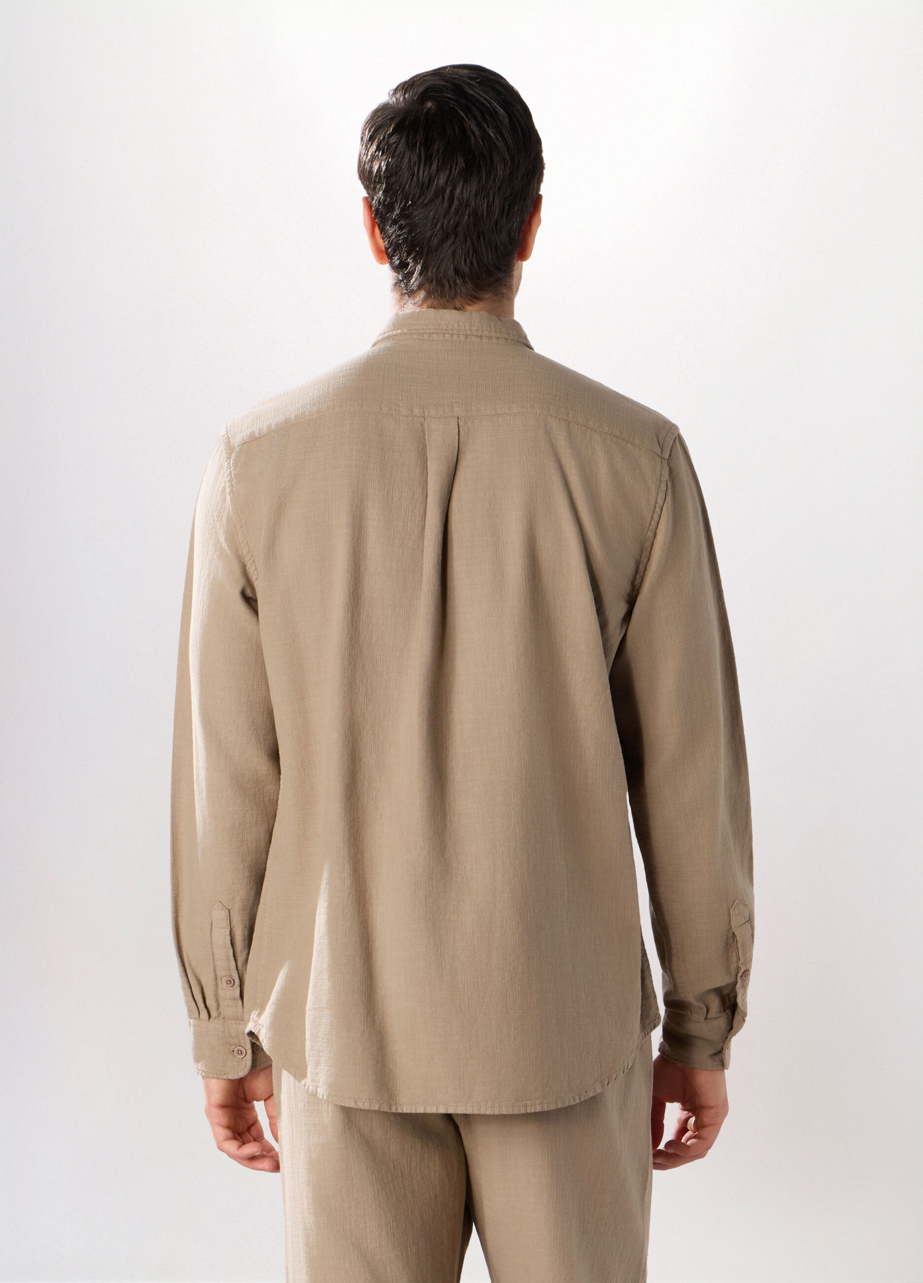 Camicia in tela di cotone con taschini uomo_1