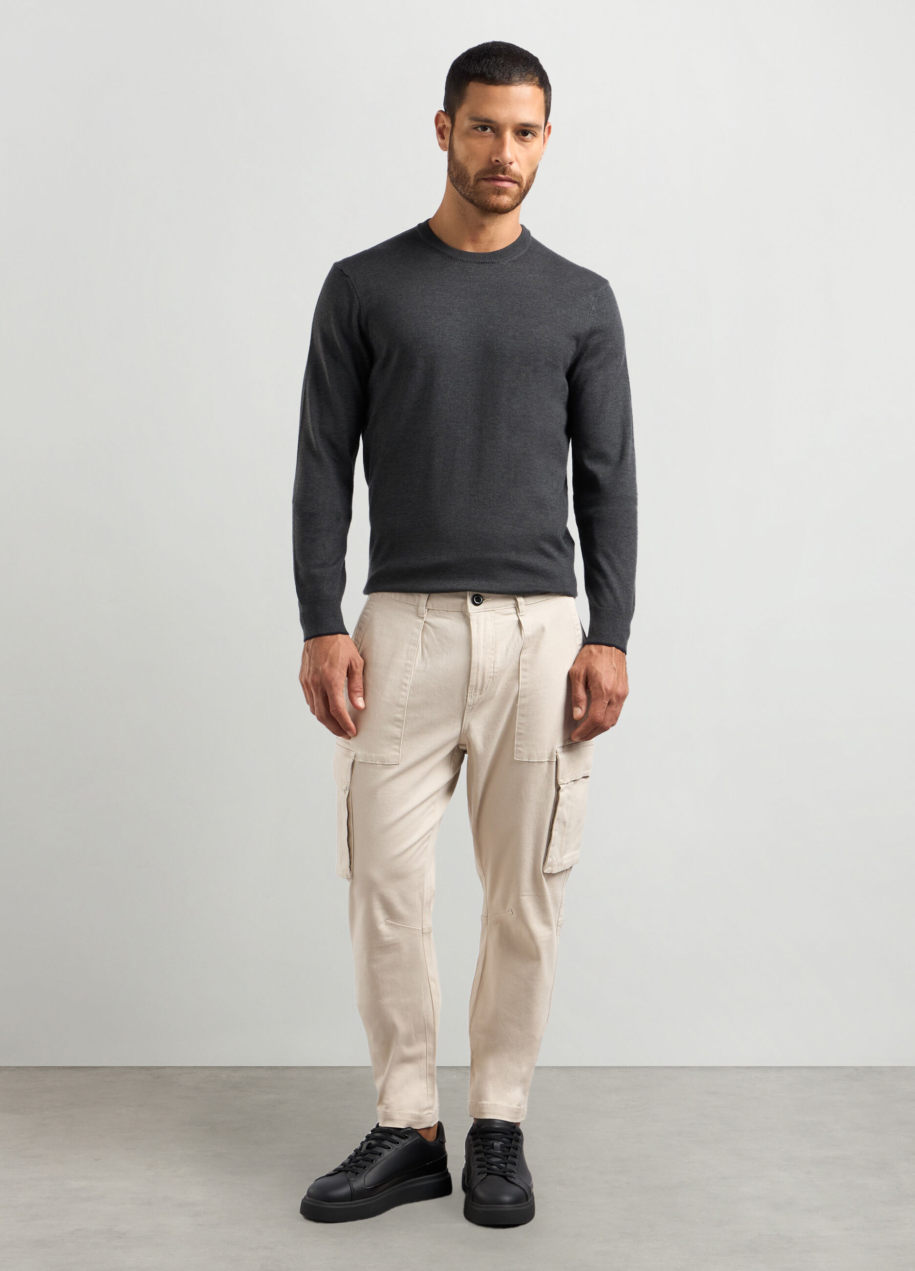 Pantaloni cargo carrot fit in cotone stretch uomo_0