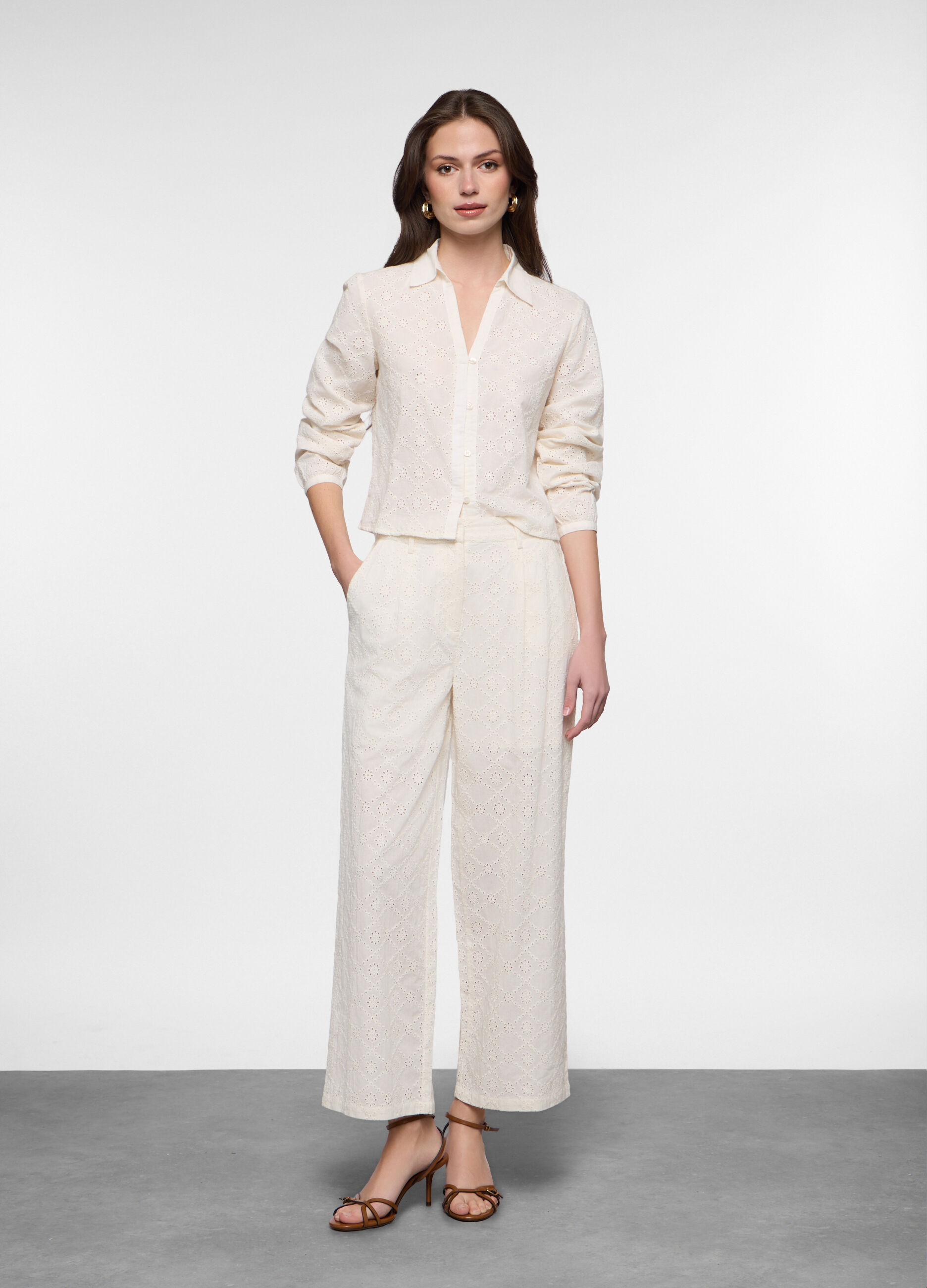 Pantaloni fit regular in sangallo di puro cotone donna_0