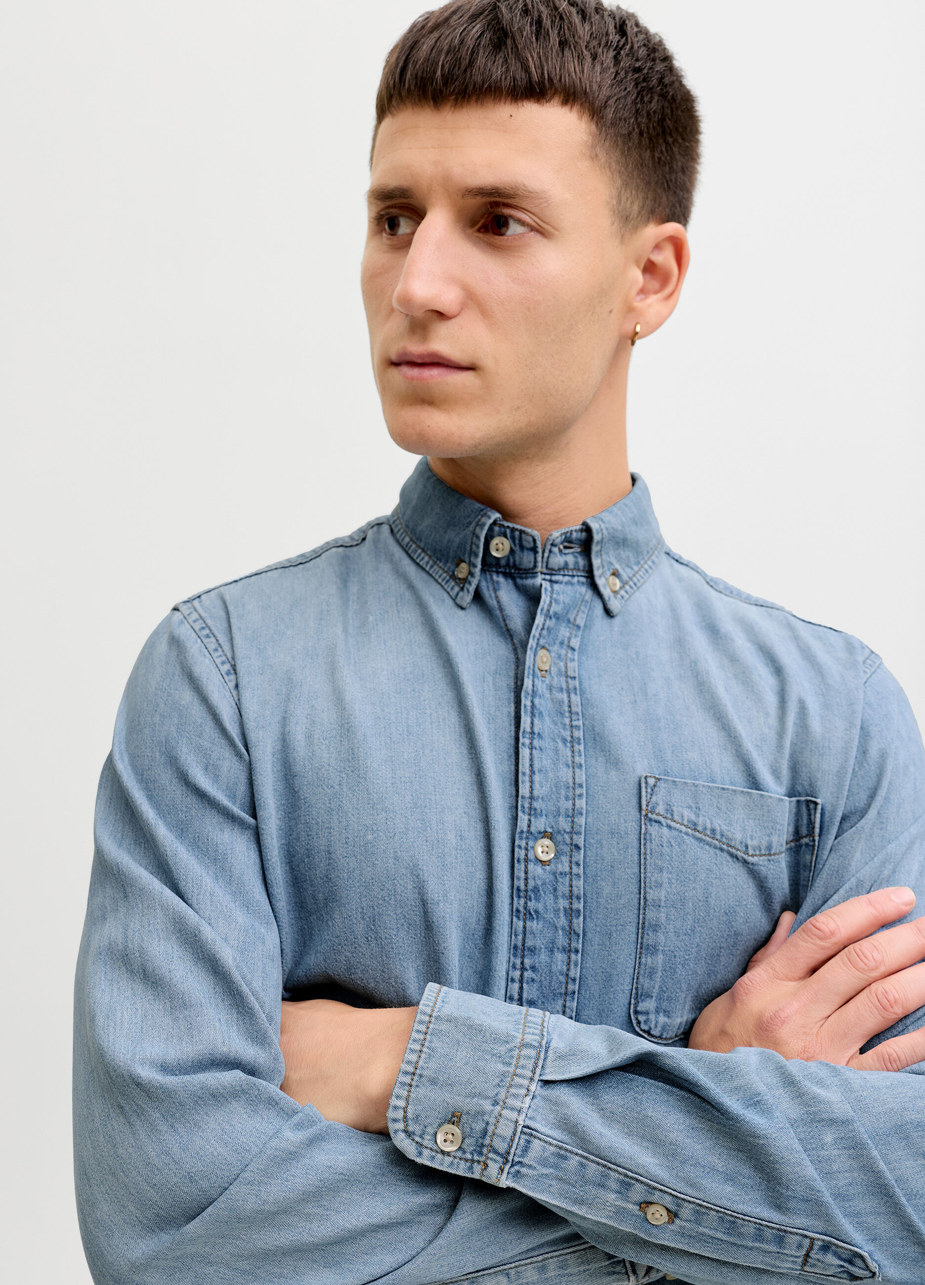 Camicia in denim con colletto button down uomo_1