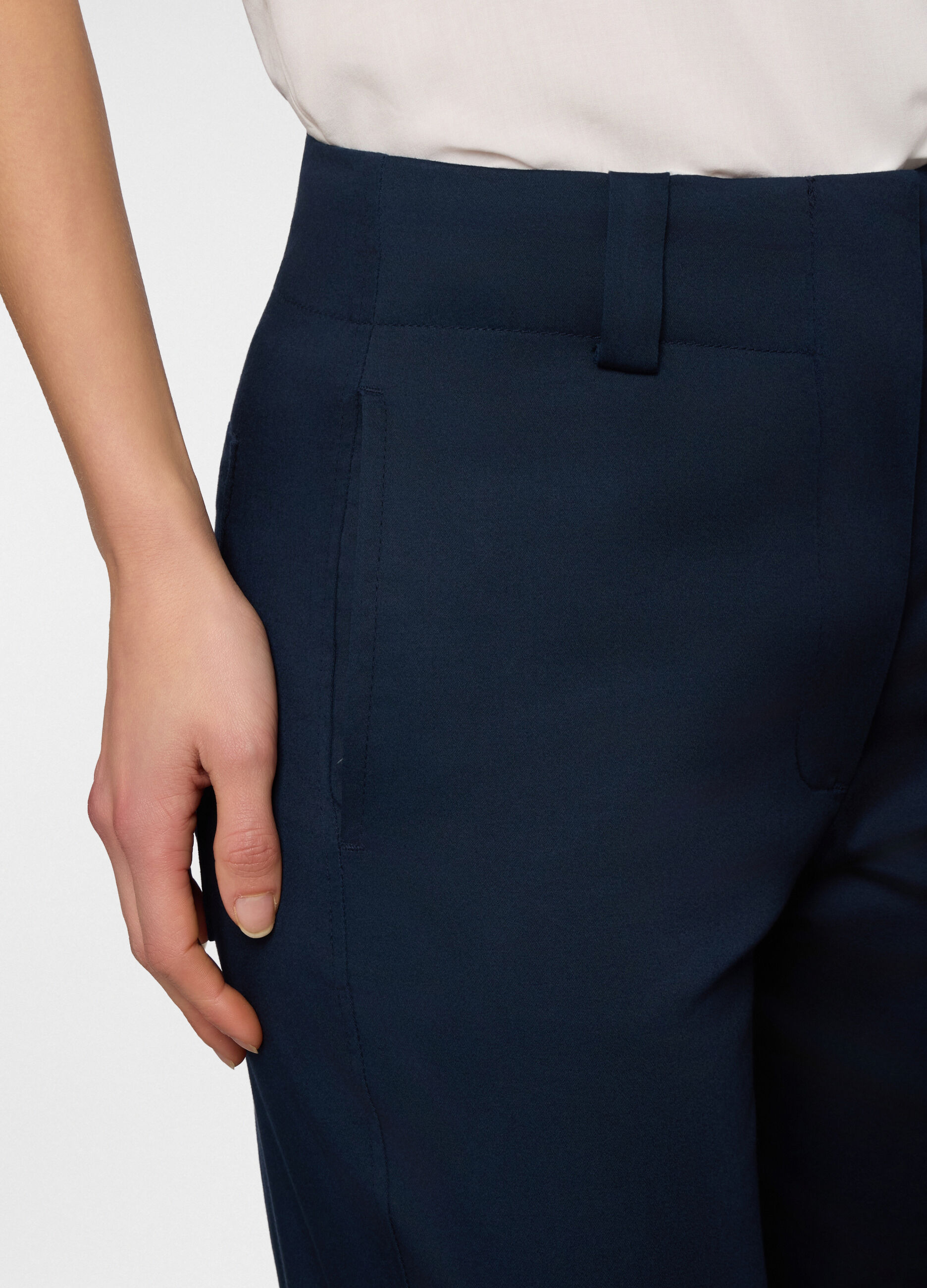 Pantaloni straight fit in raso di cotone stretch donna_2