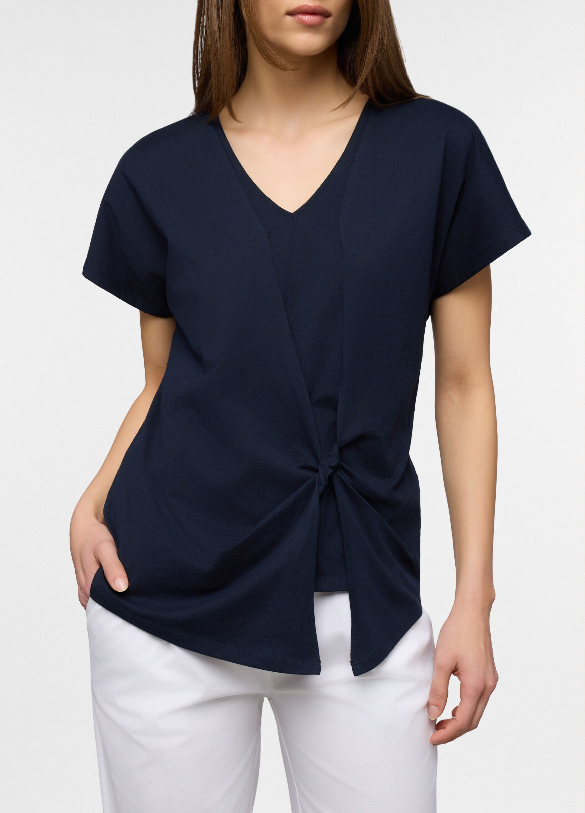 T-shirt con scollo a V donna_2