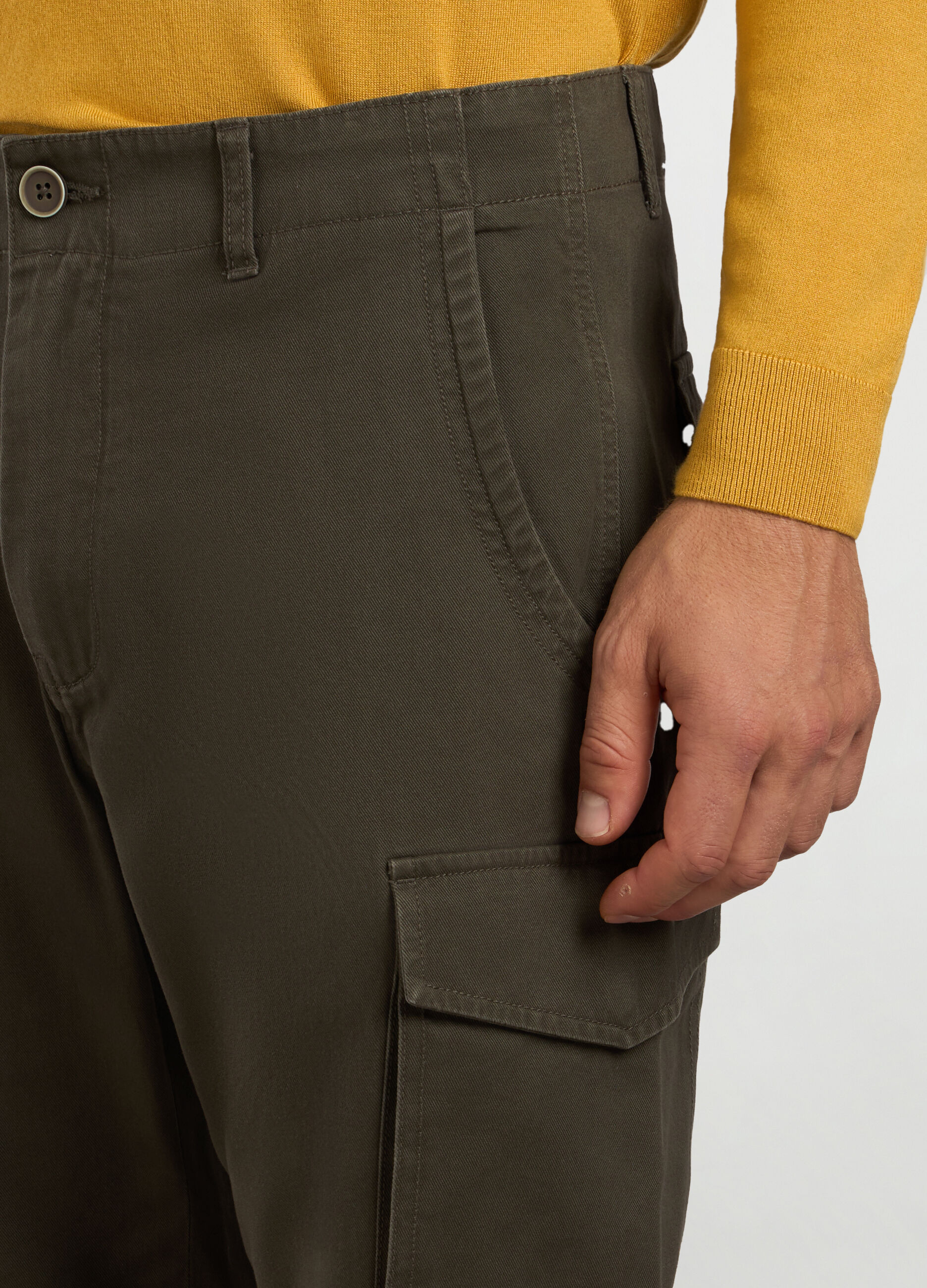 Pantaloni cargo regular fit in twill di cotone uomo_2