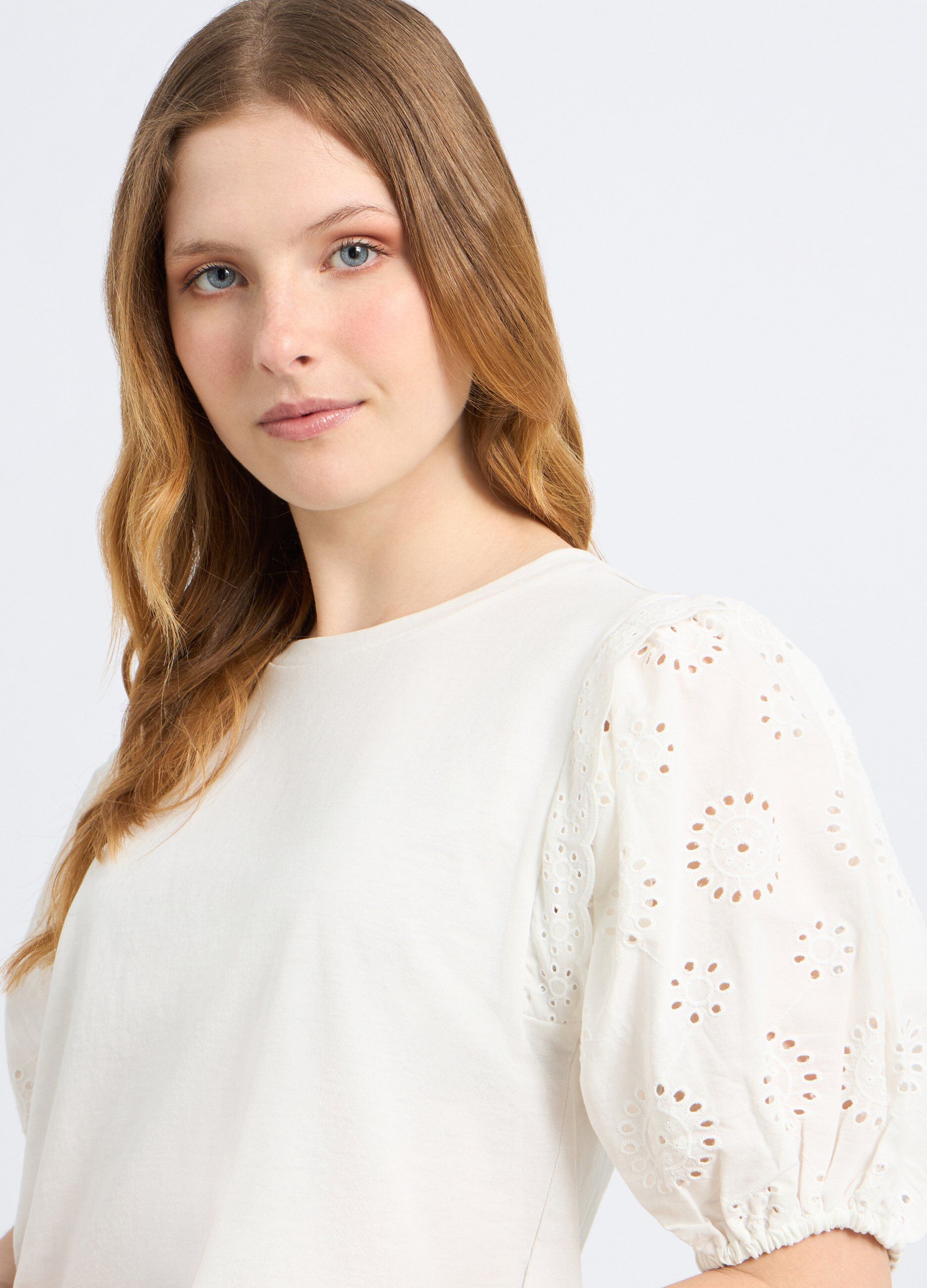 T-shirt in misto cotone con maniche in sangallo donna_2