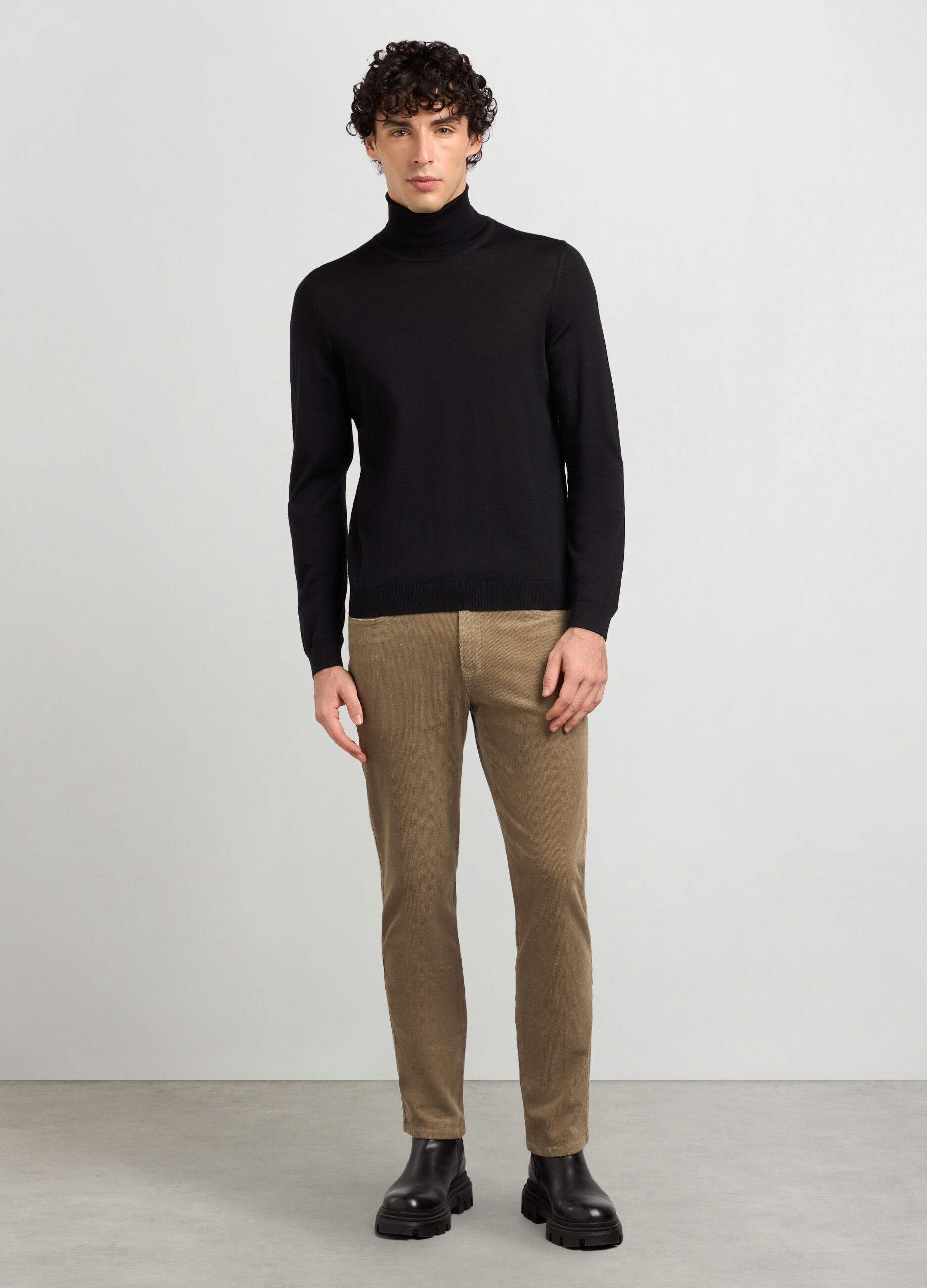 Pantaloni 5 tasche regular fit in velluto a coste uomo_0