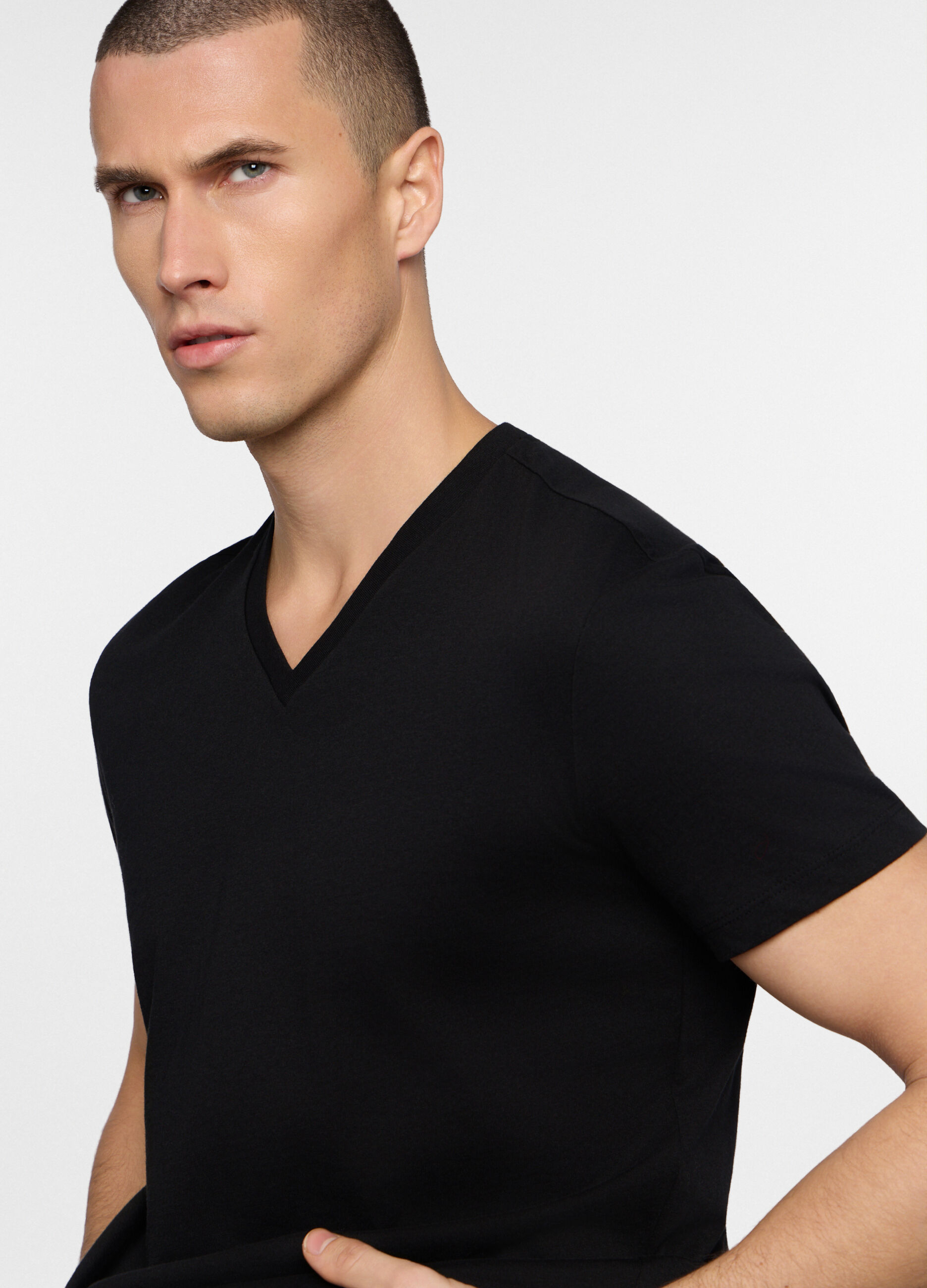 T-shirt scollo a V in jersey uomo_2