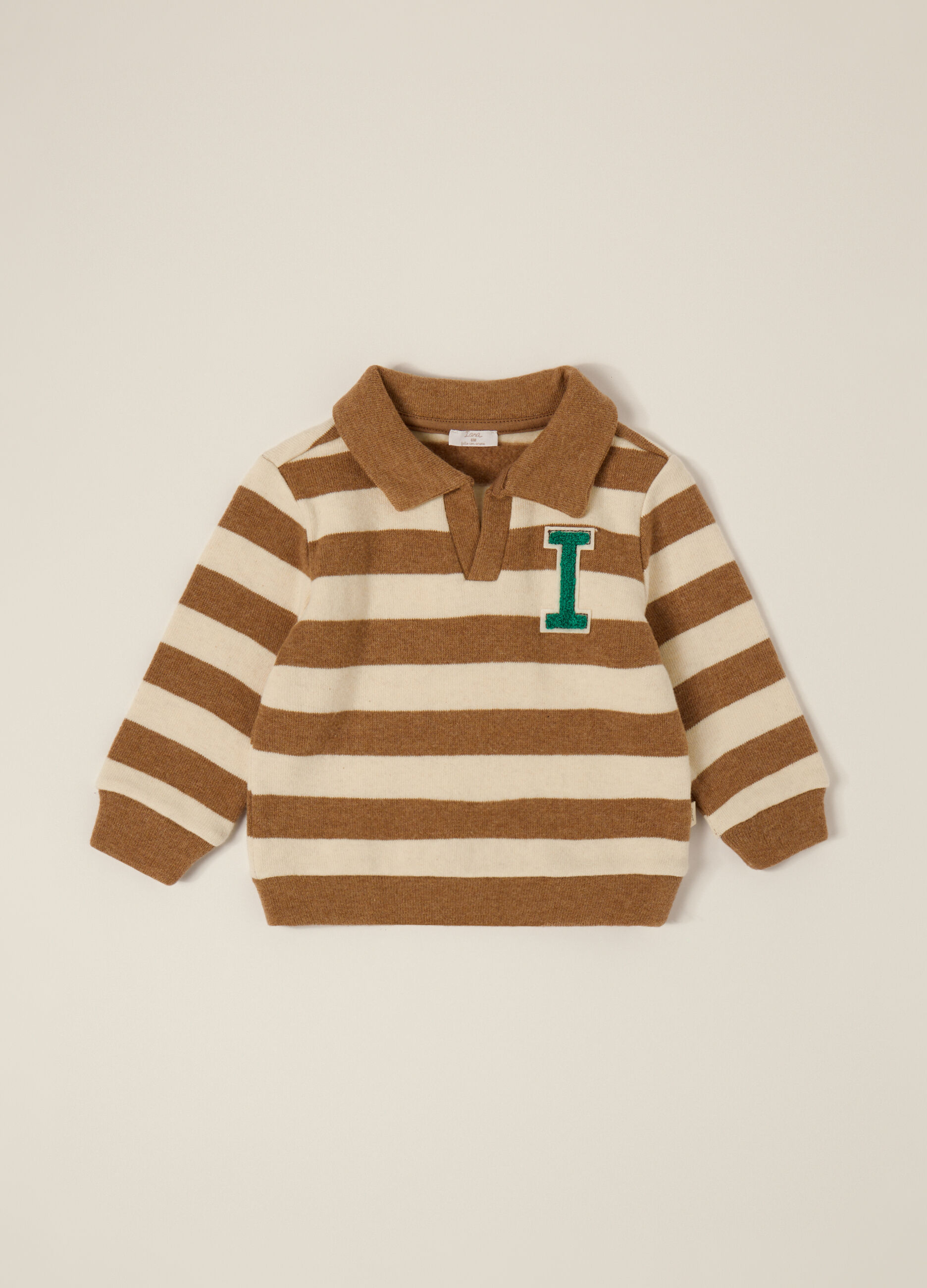 Maglione marrone a righe con collo a polo_0