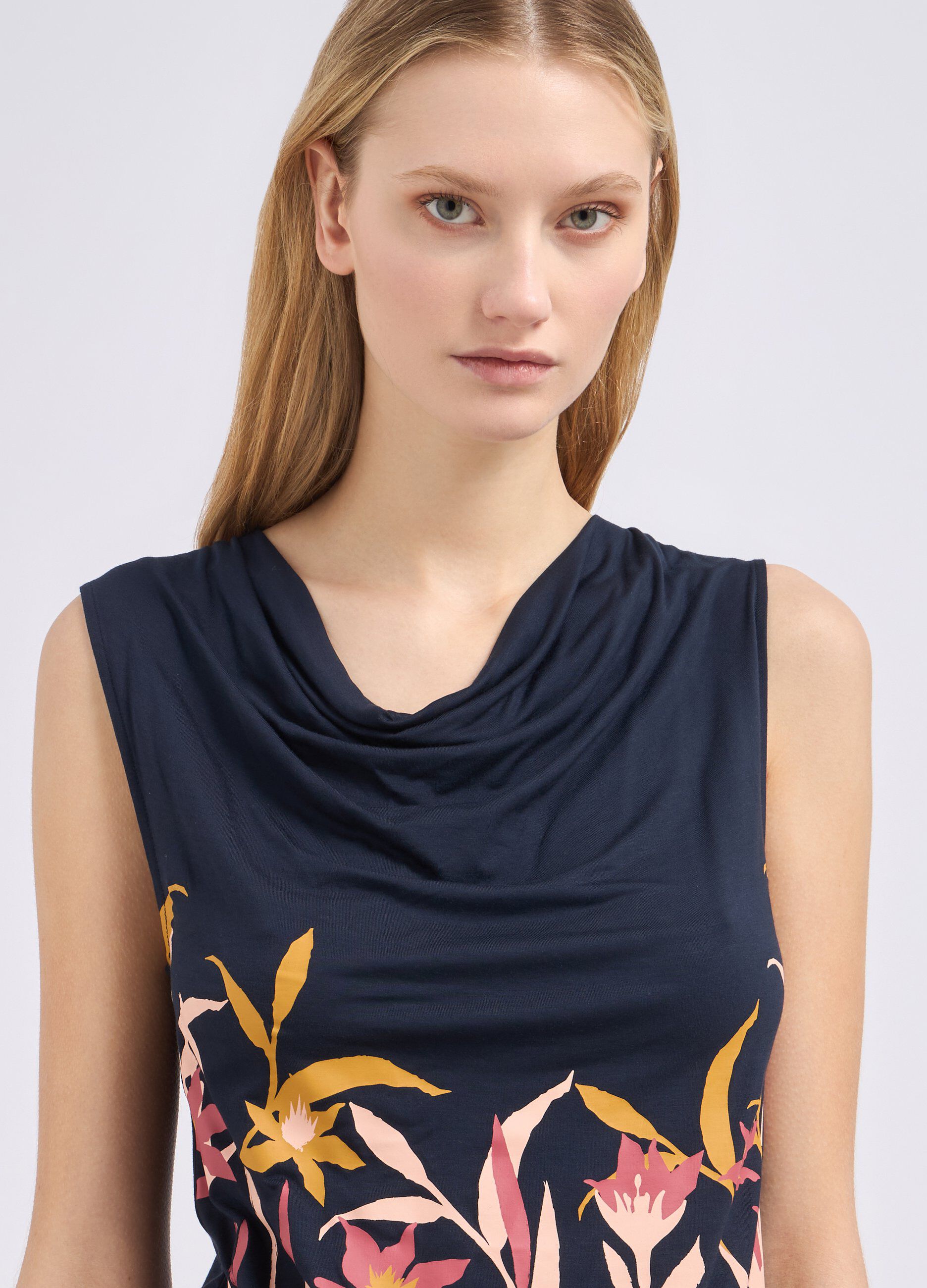 Top smanicato con stampa donna_2