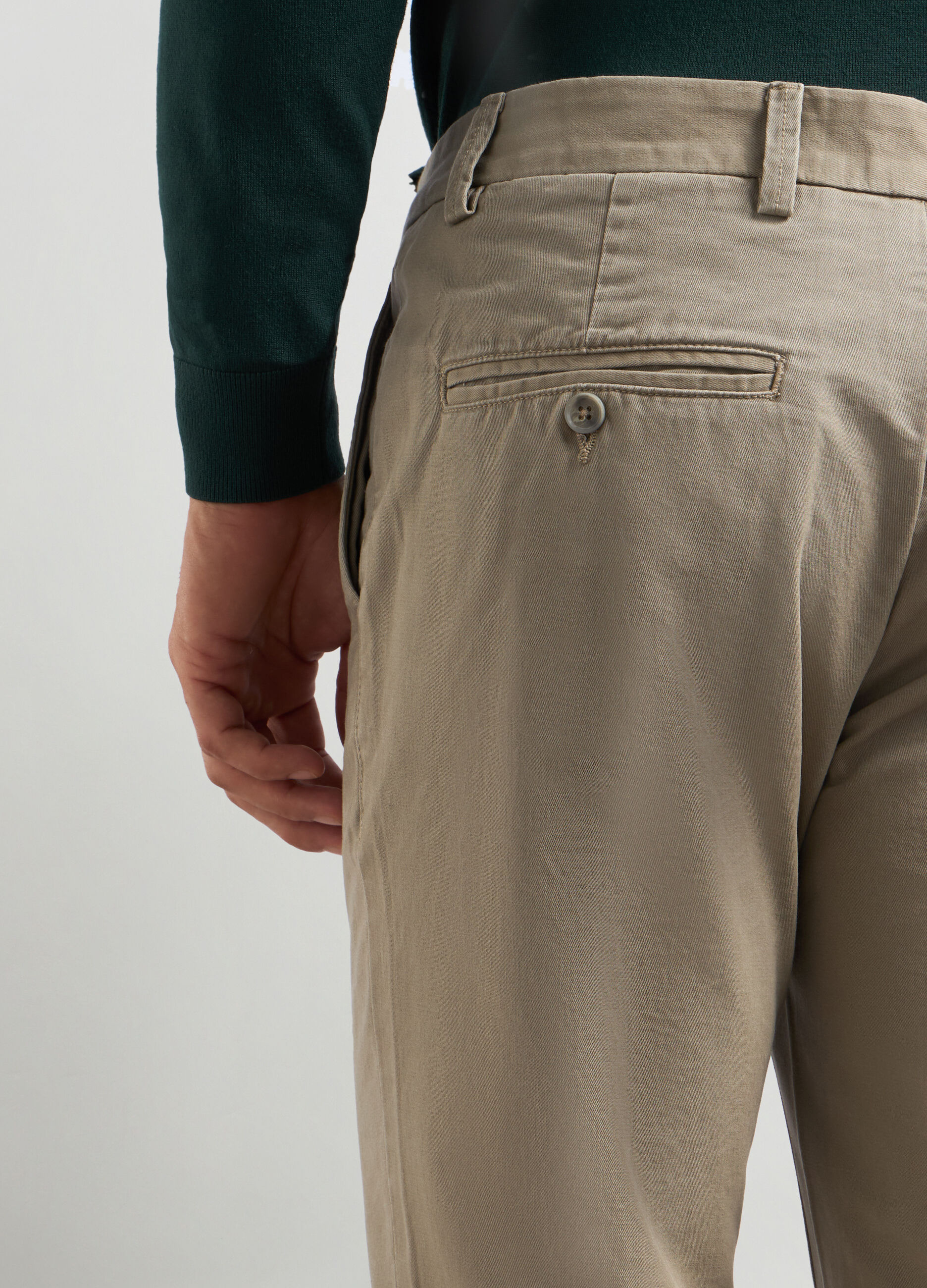 Pantaloni chino regular fit in twill di cotone uomo_2