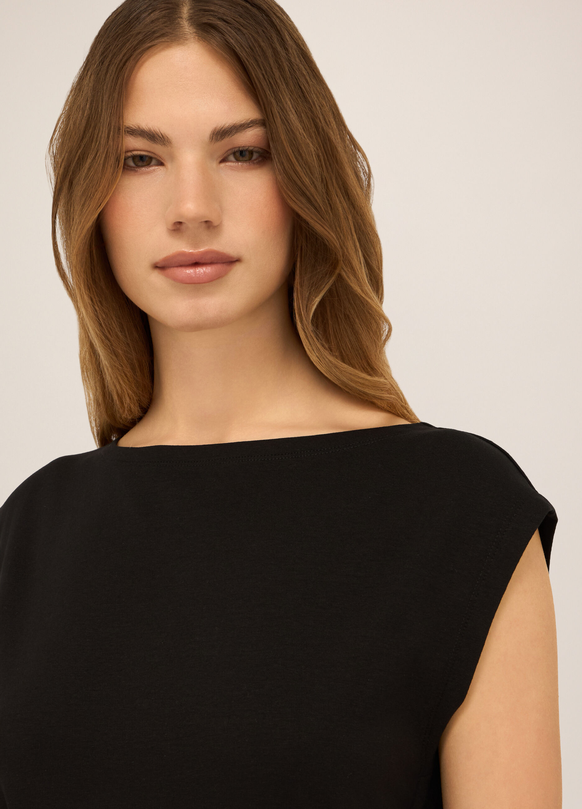 T-shirt smanicata in cotone stretch donna_2