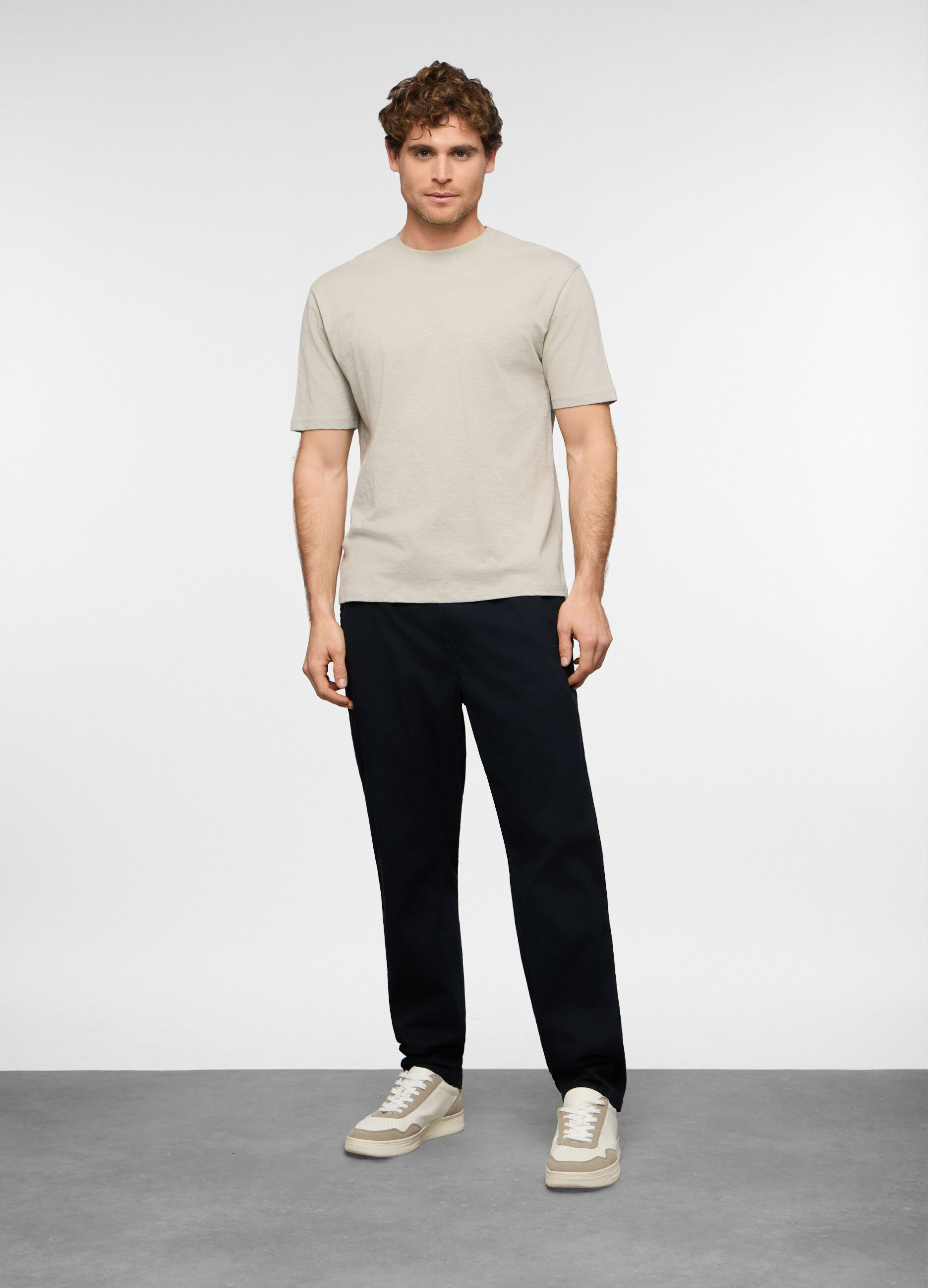 Pantaloni chino relaxed fit in cotone uomo_0
