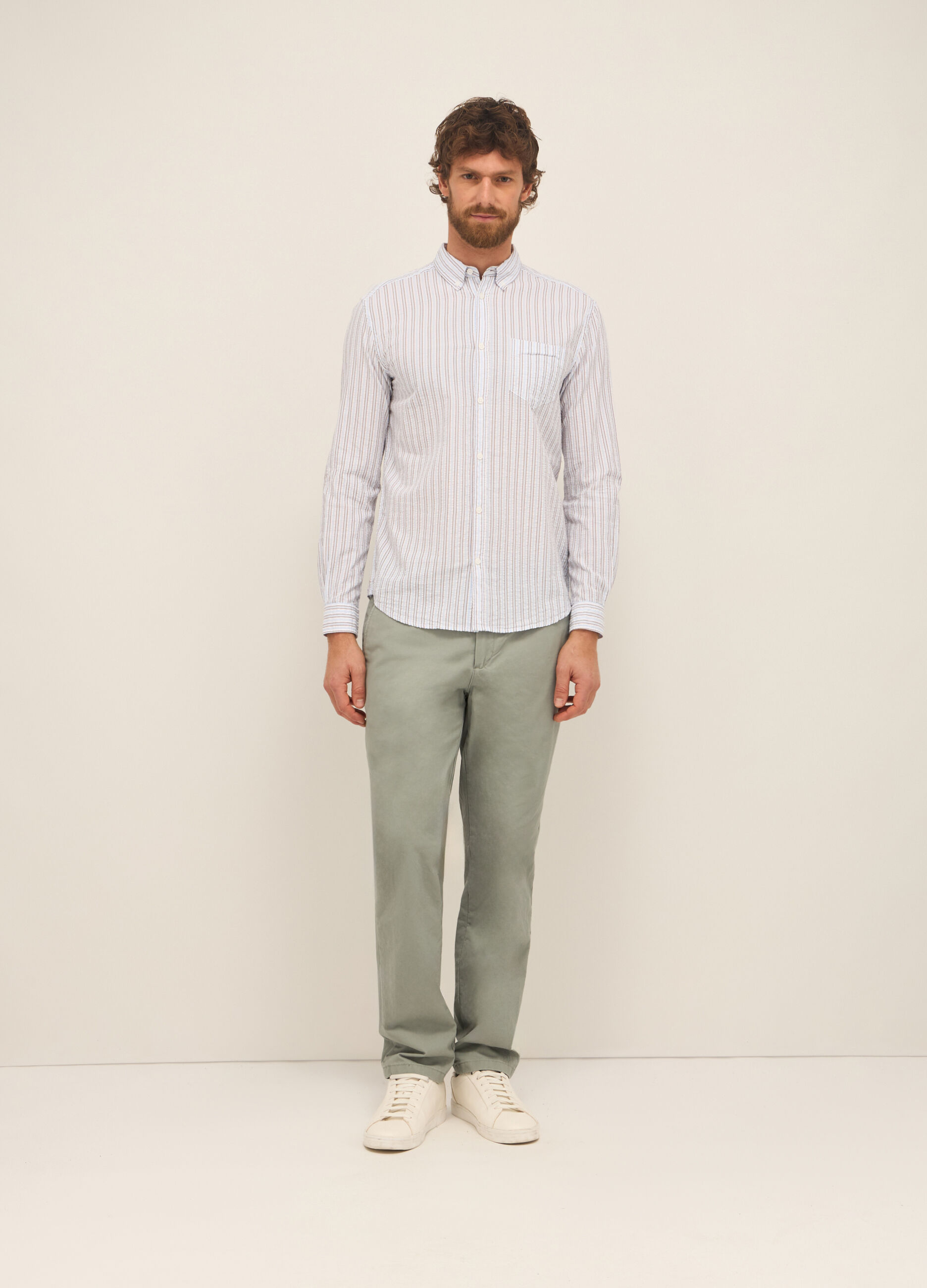 Pantaloni chino regular fit in puro cotone uomo_0