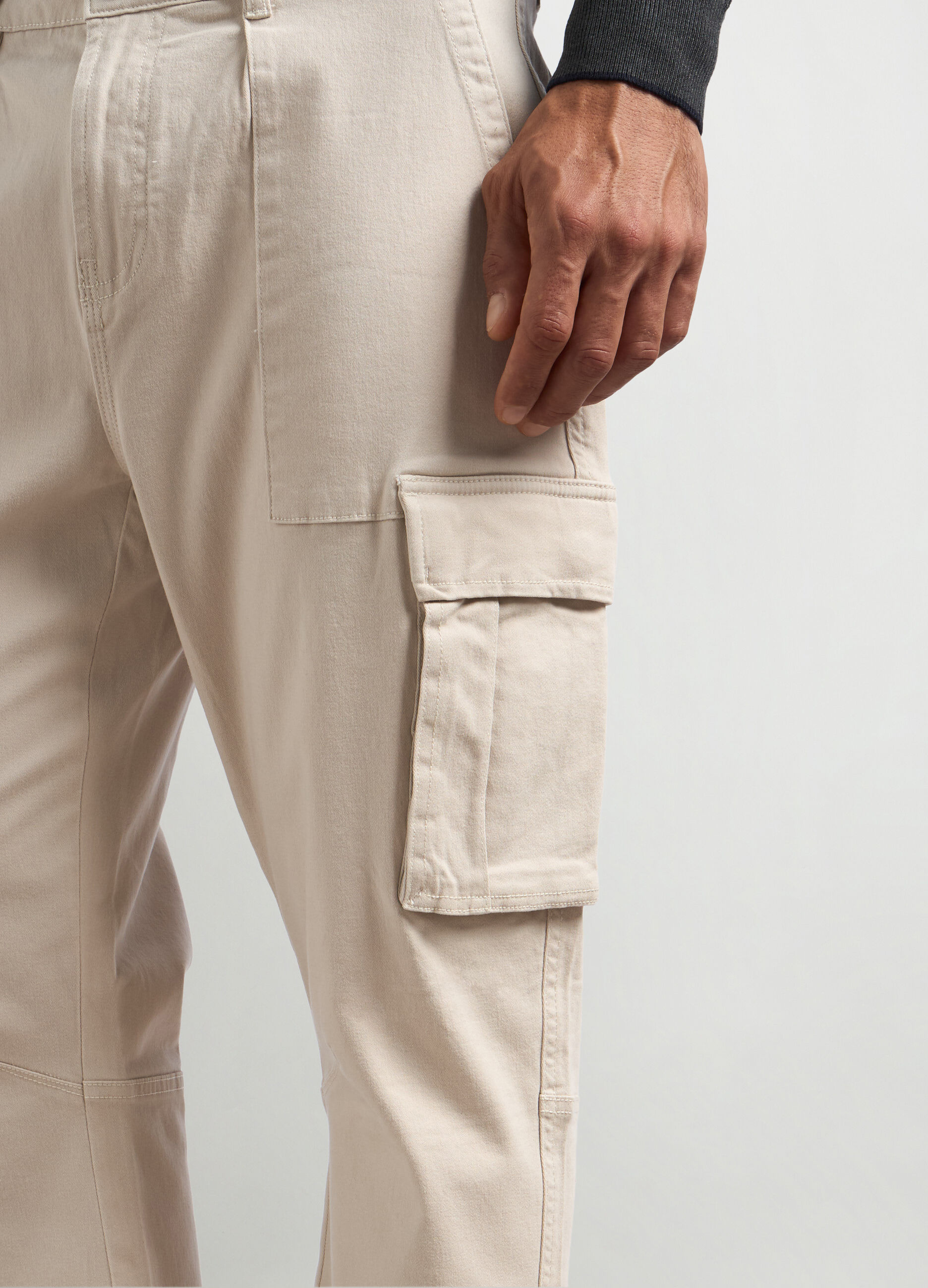 Pantaloni cargo carrot fit in cotone stretch uomo_2