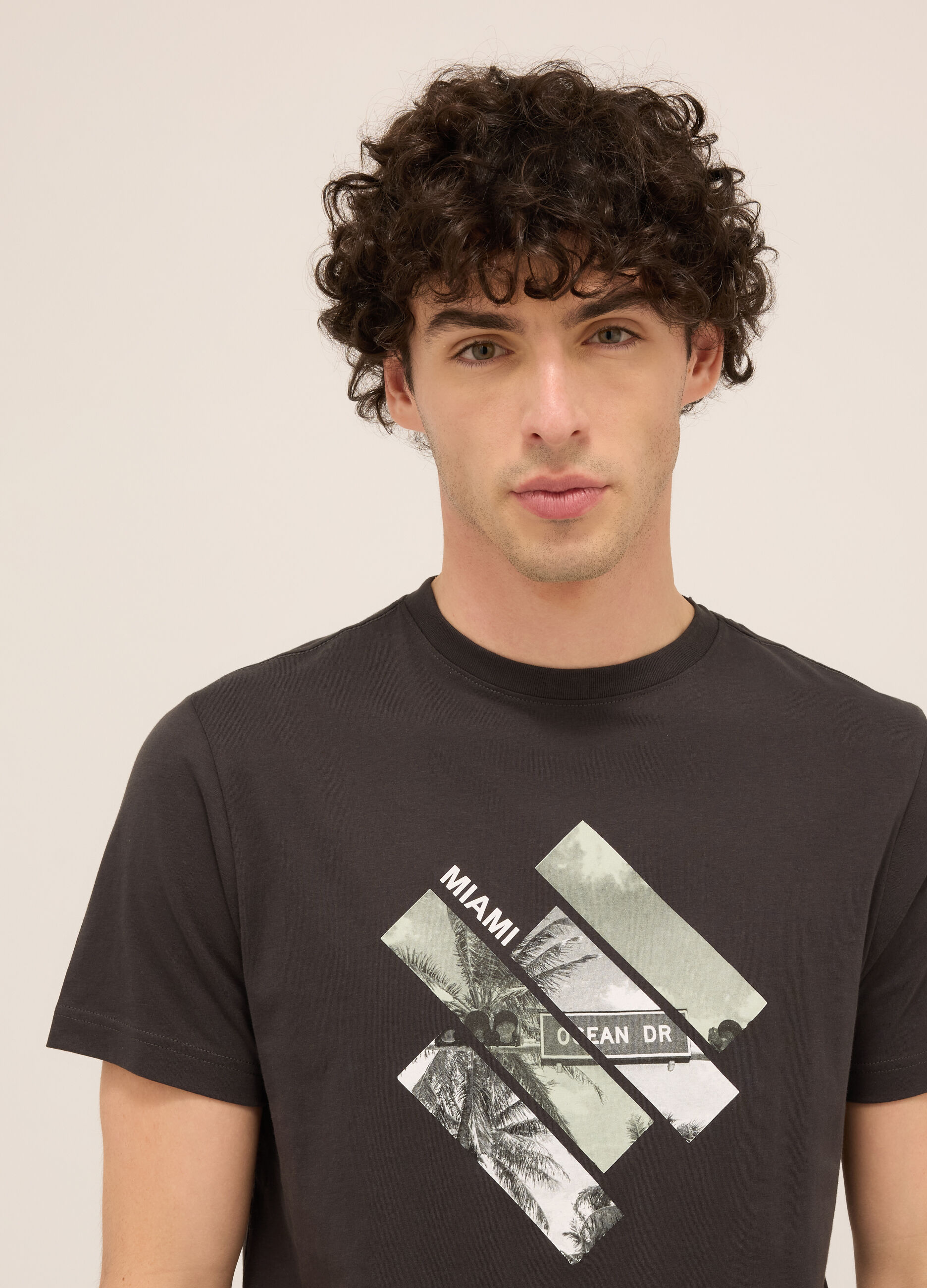 T-shirt girocollo in cotone con stampa uomo_2
