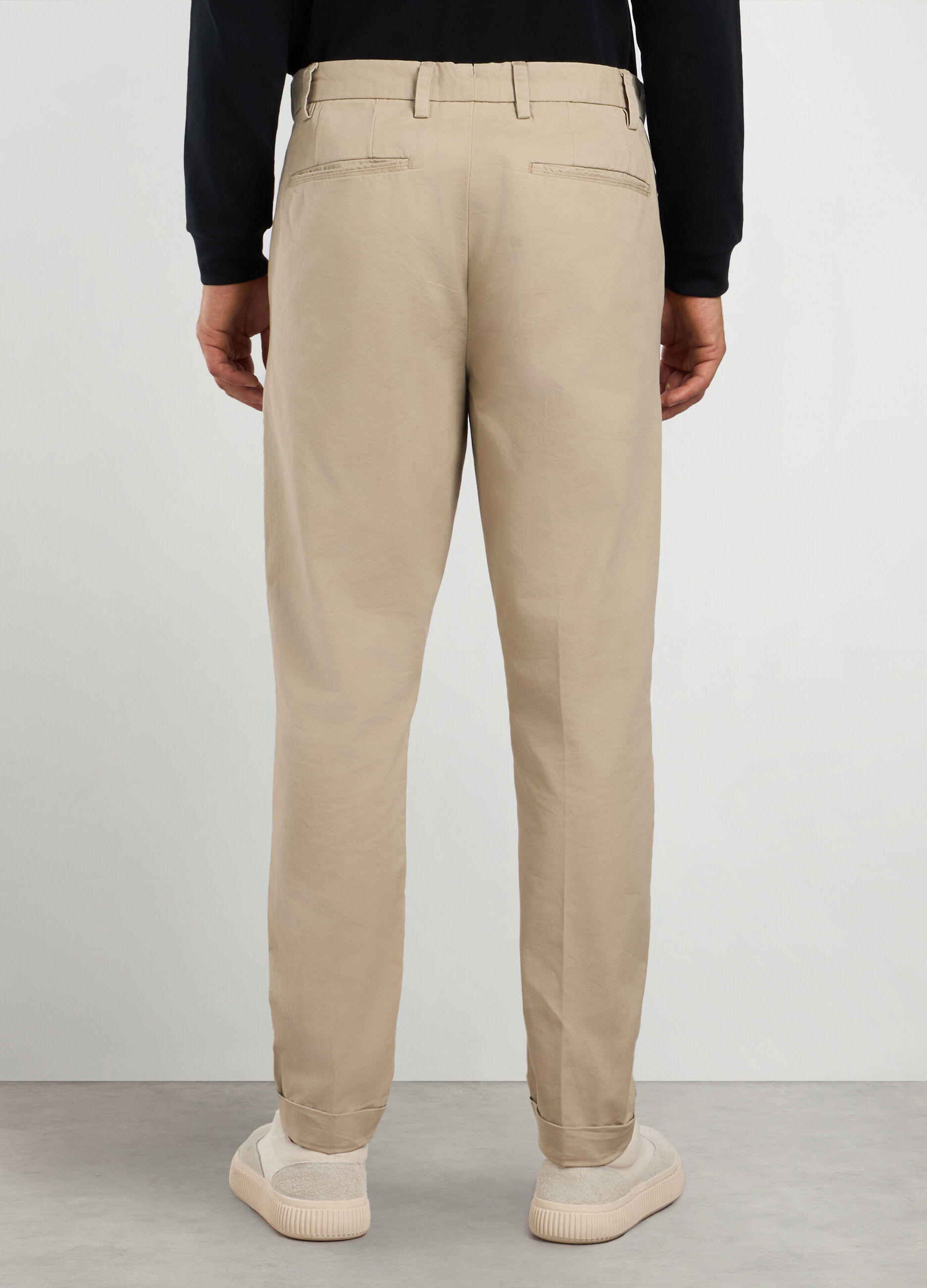 Pantaloni chino carrot fit in twill di cotone uomo_1