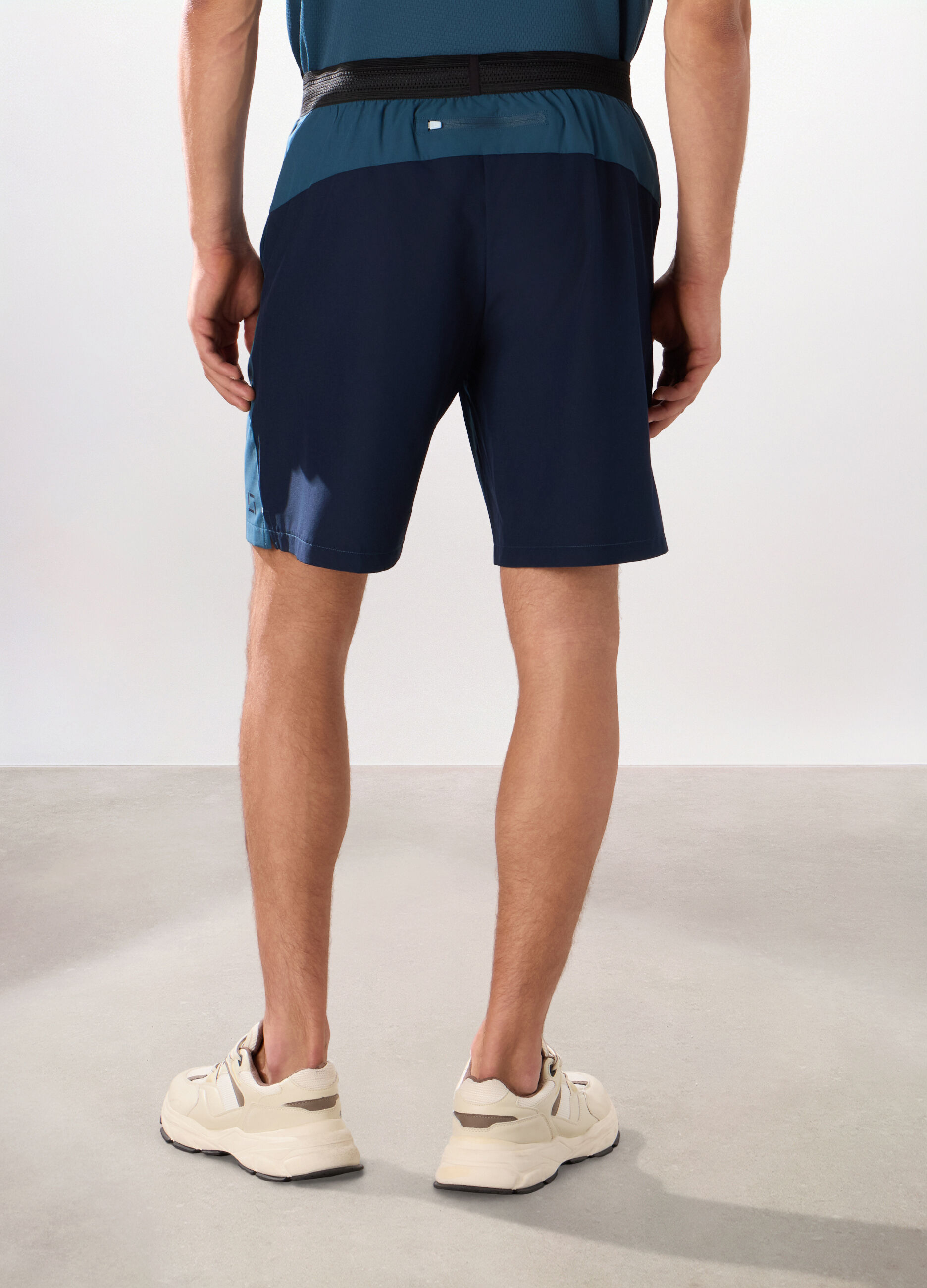 Short sportivi in tessuto stretch uomo_1