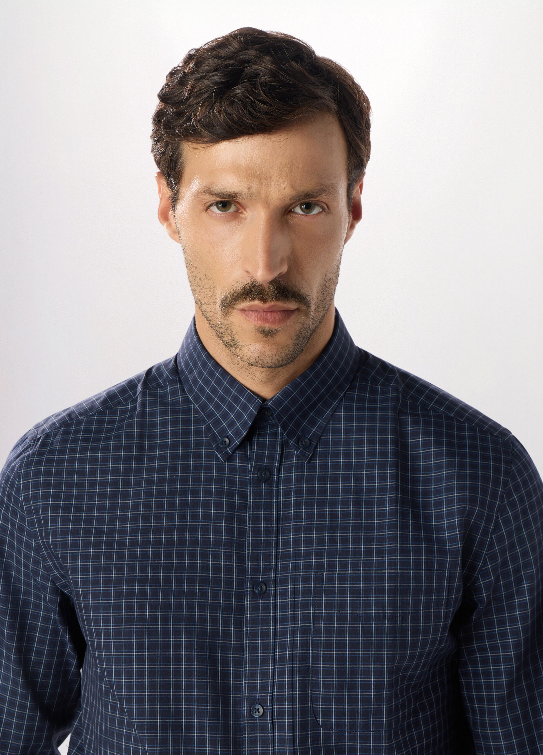 Camicia slim fit con colletto button down in misto cotone uomo_2