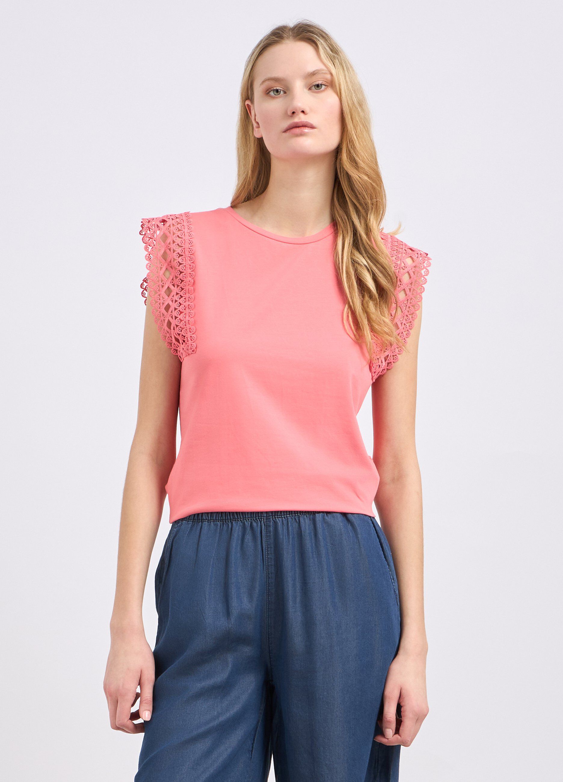 T-shirt smanicata con inserti in pizzo donna_0