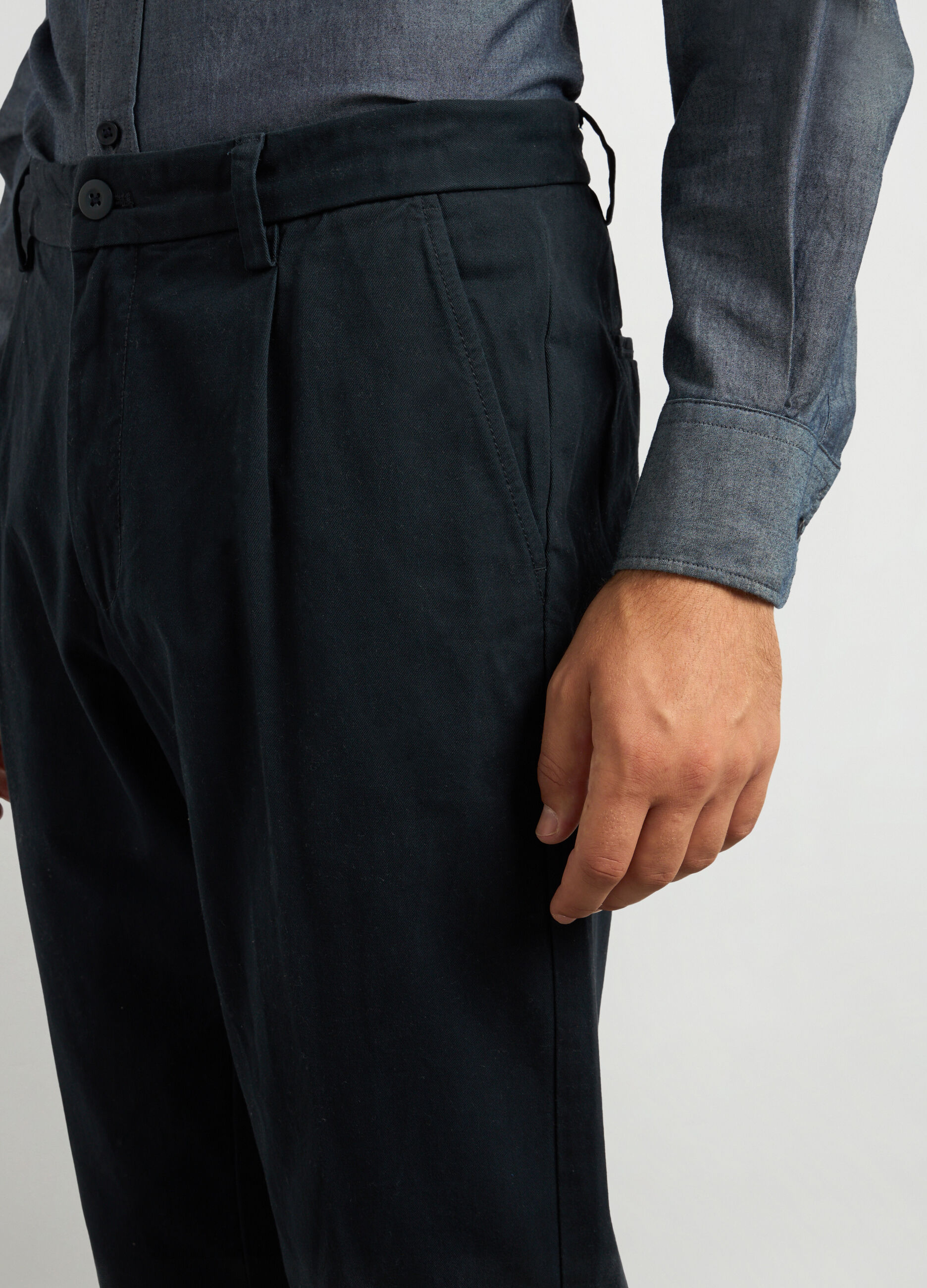 Pantaloni chino carrot fit in twill di cotone uomo_2