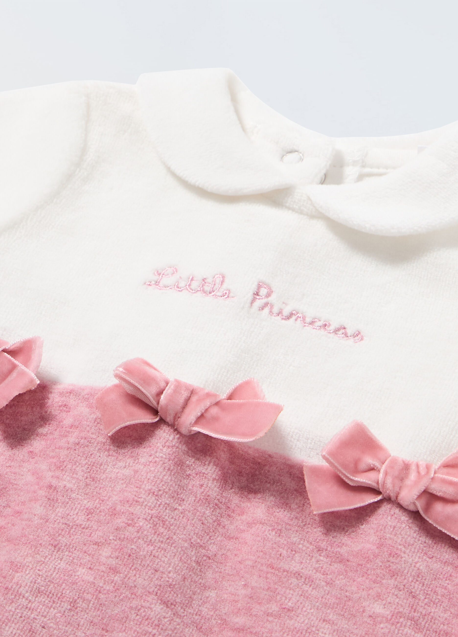 Tutina velours con applicazioni neonata
