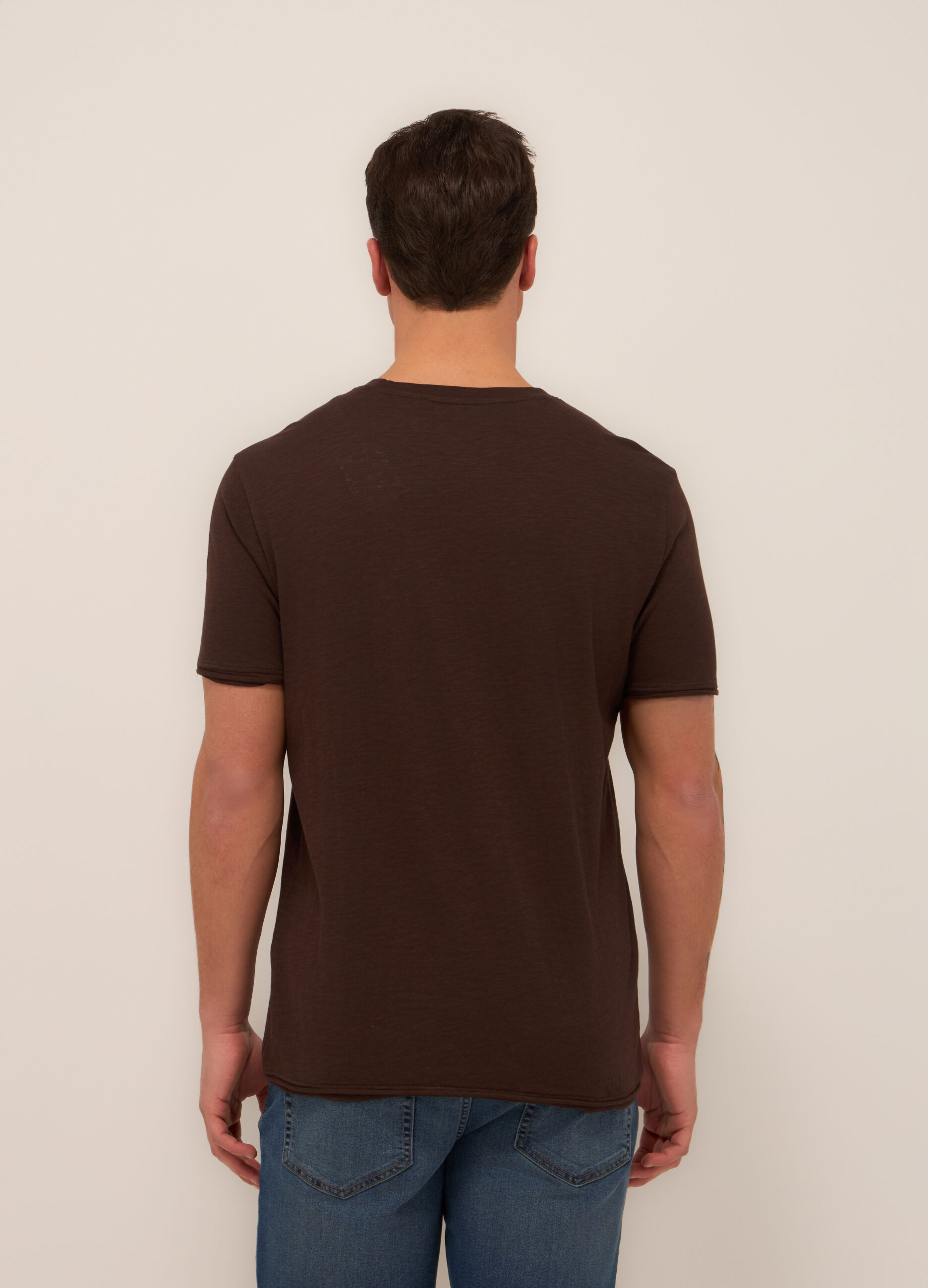 T-shirt girocollo con taschino uomo