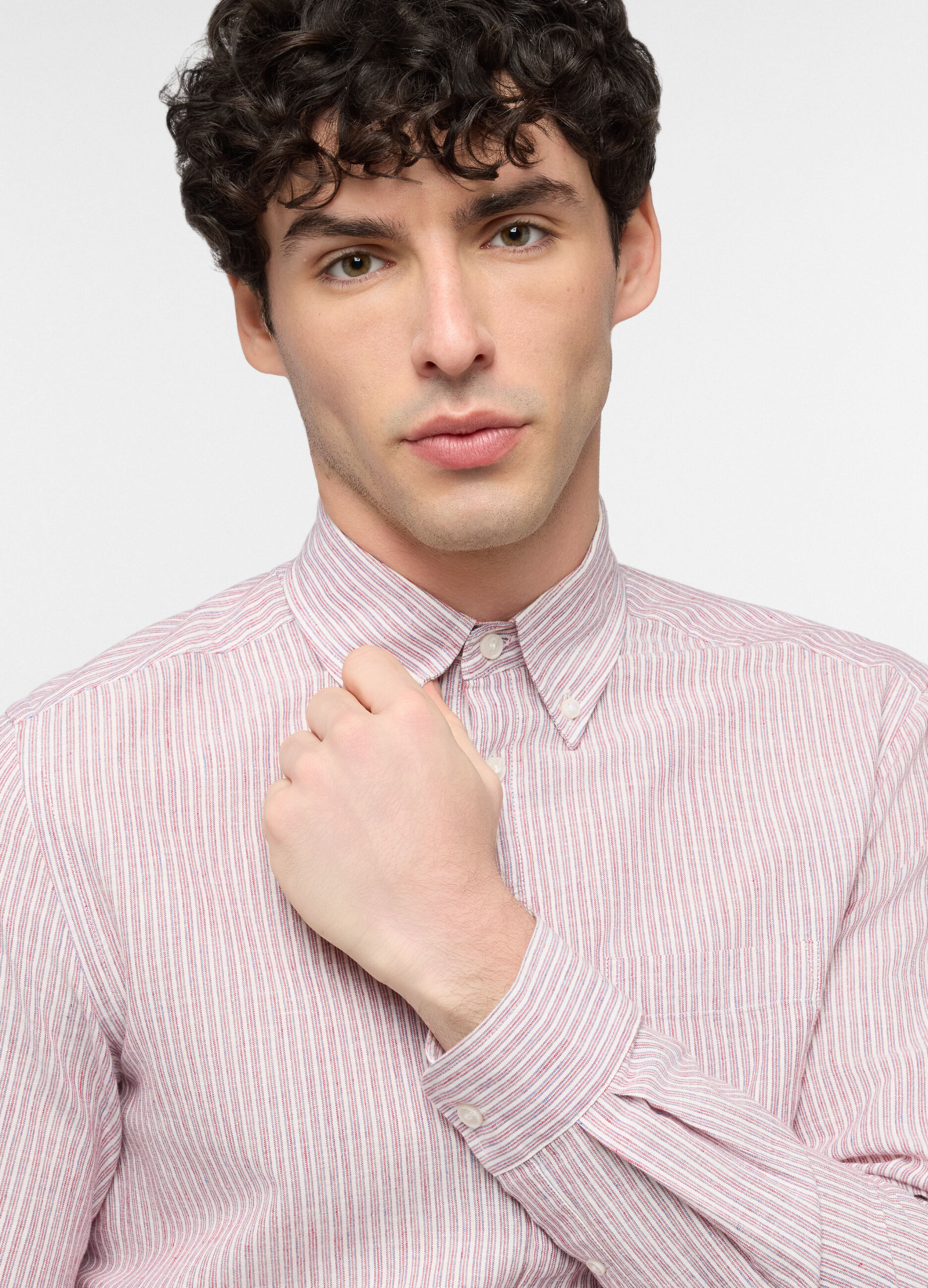 Camicia regular fit a righe con colletto button down uomo_2