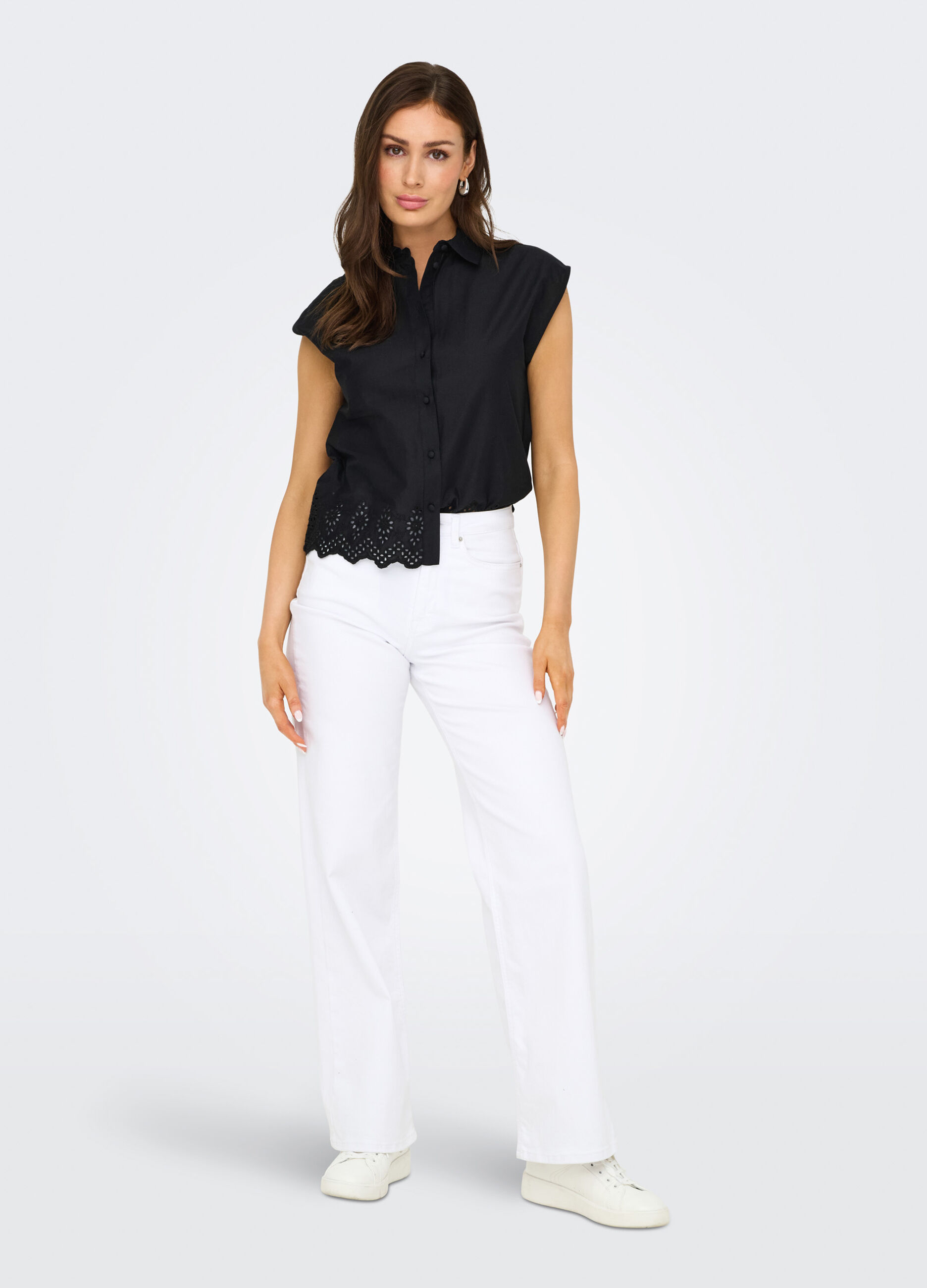 Camicia smanicata con ricami donna_0