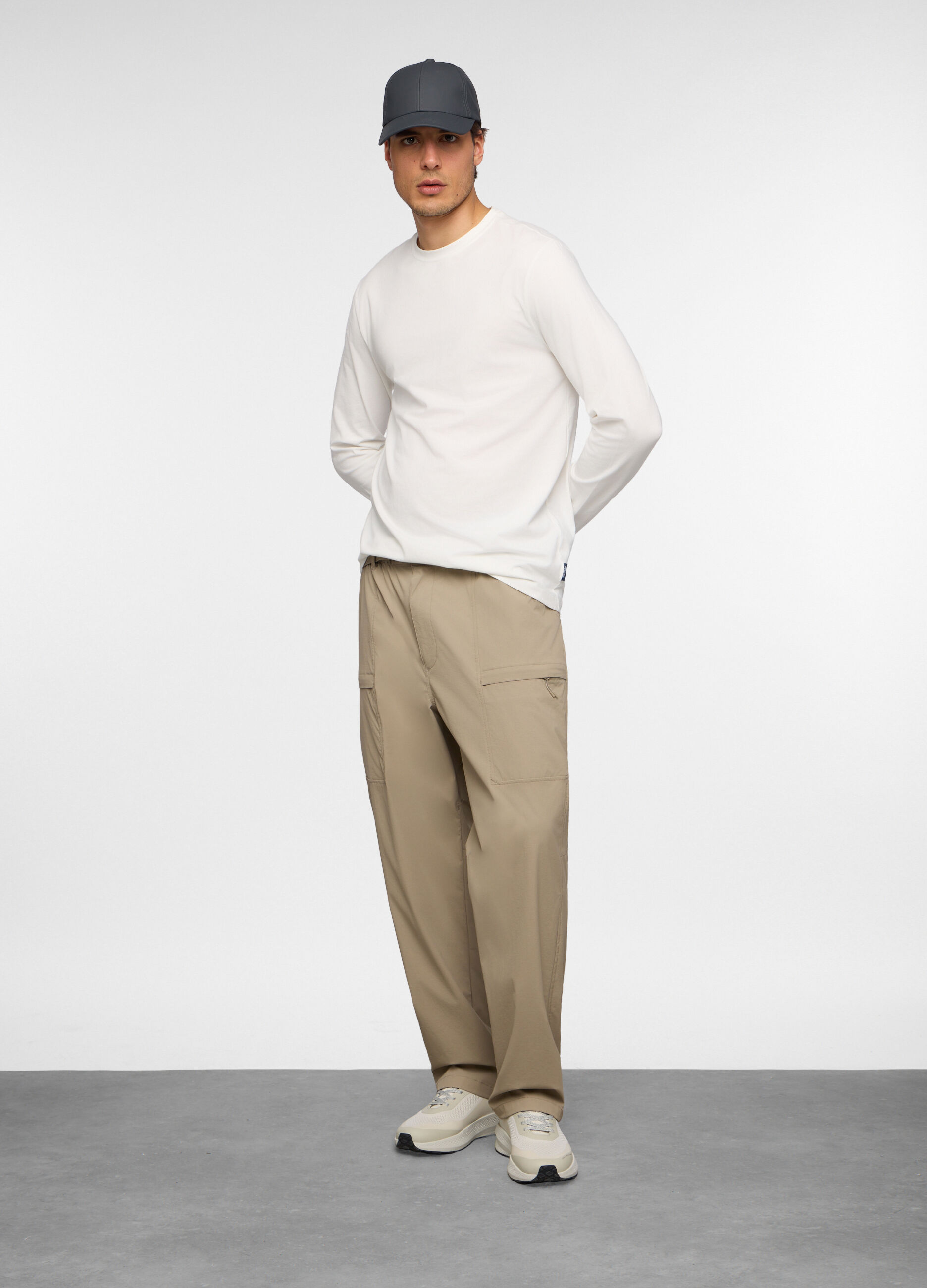 Pantaloni cargo in tessuto tecnico uomo_0