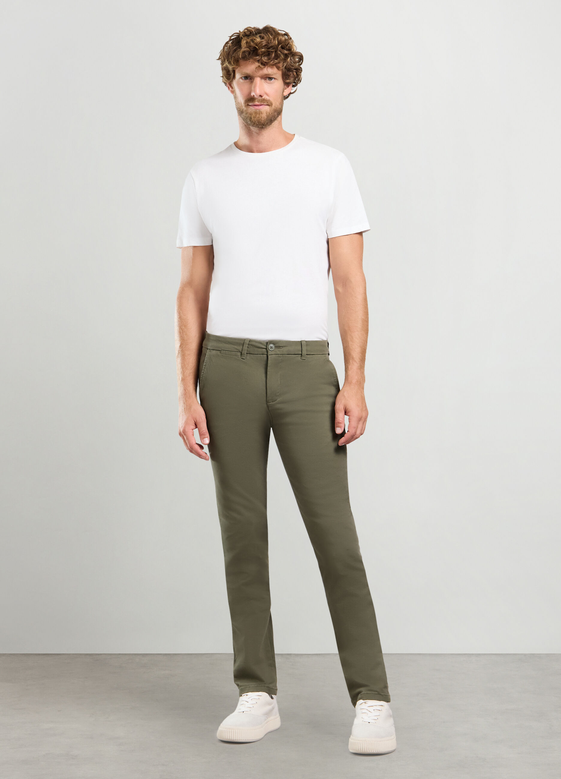 Pantalone chino regular fit in cotone stretch uomo_0