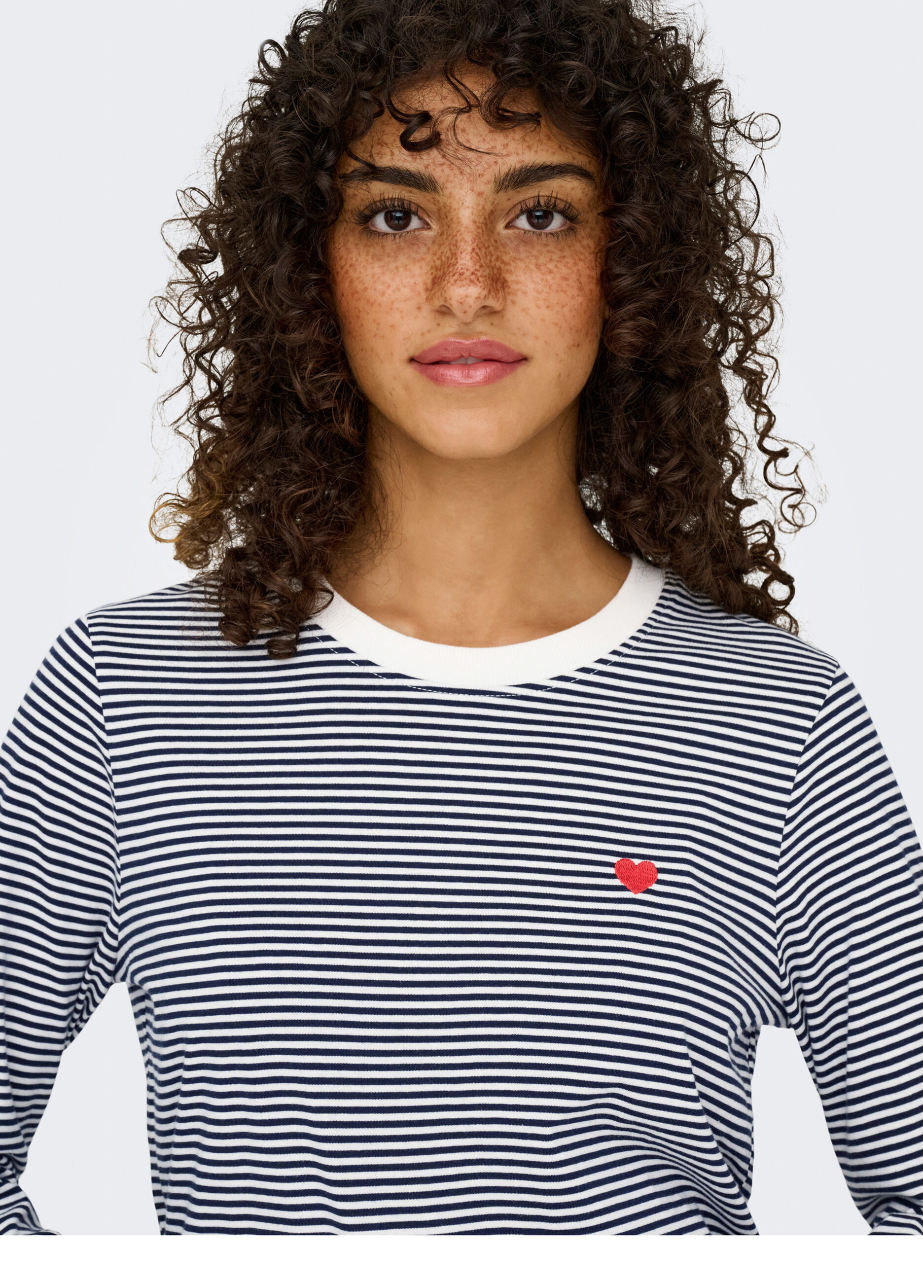 T-shirt con ricamo donna_3