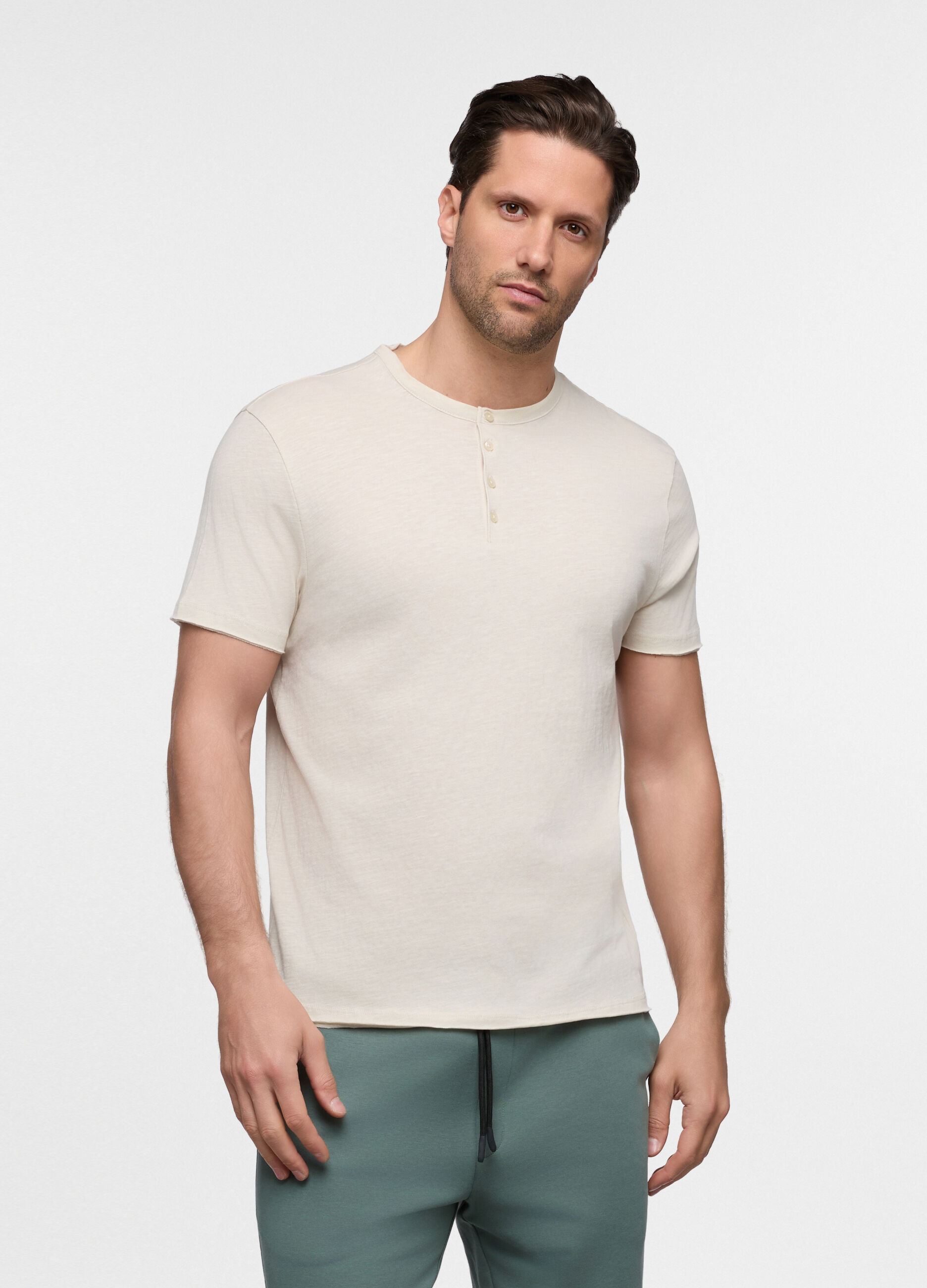 T-shirt collo serafino in cotone uomo