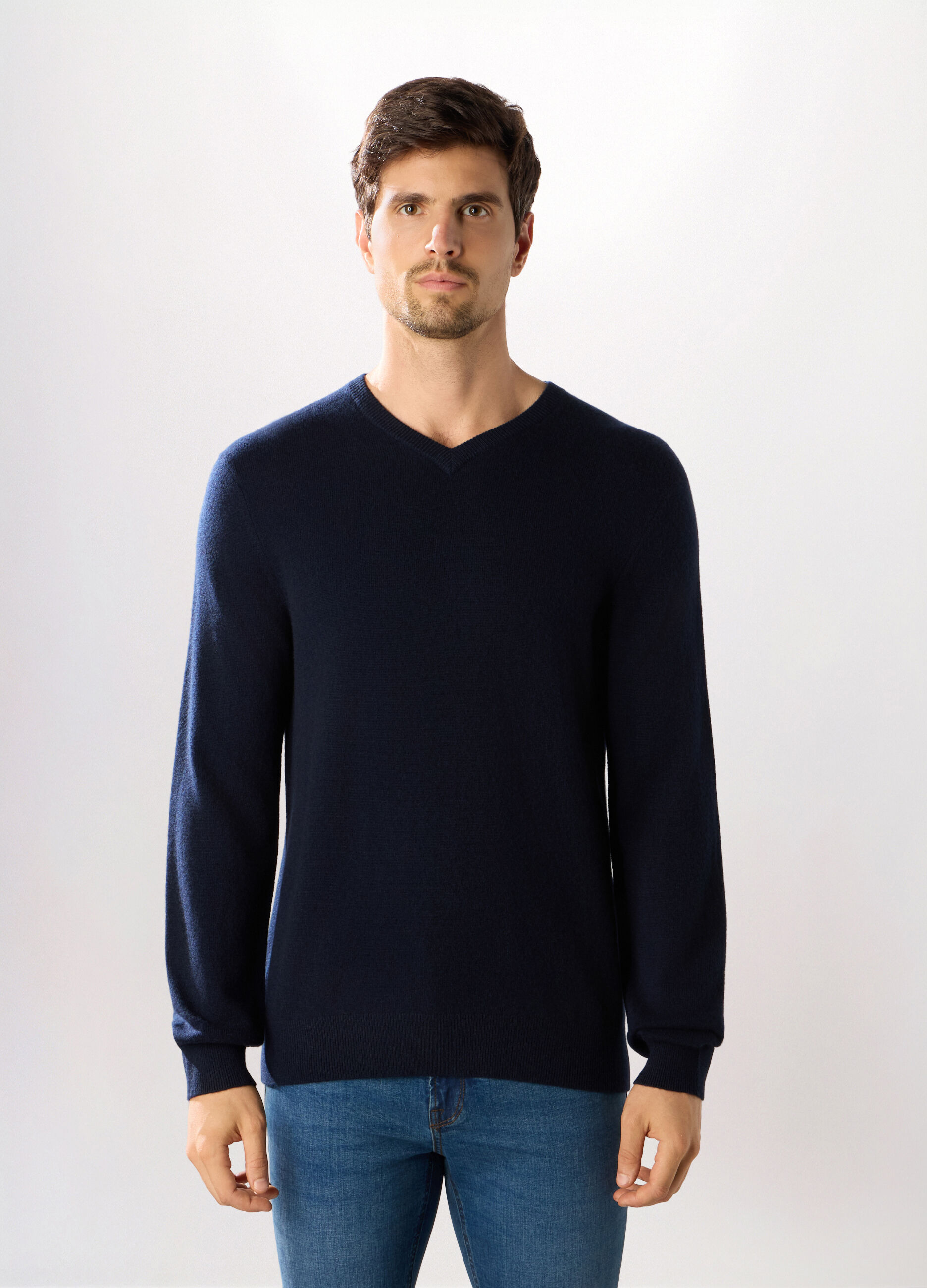 Maglione collo a V in cashmere uomo_0