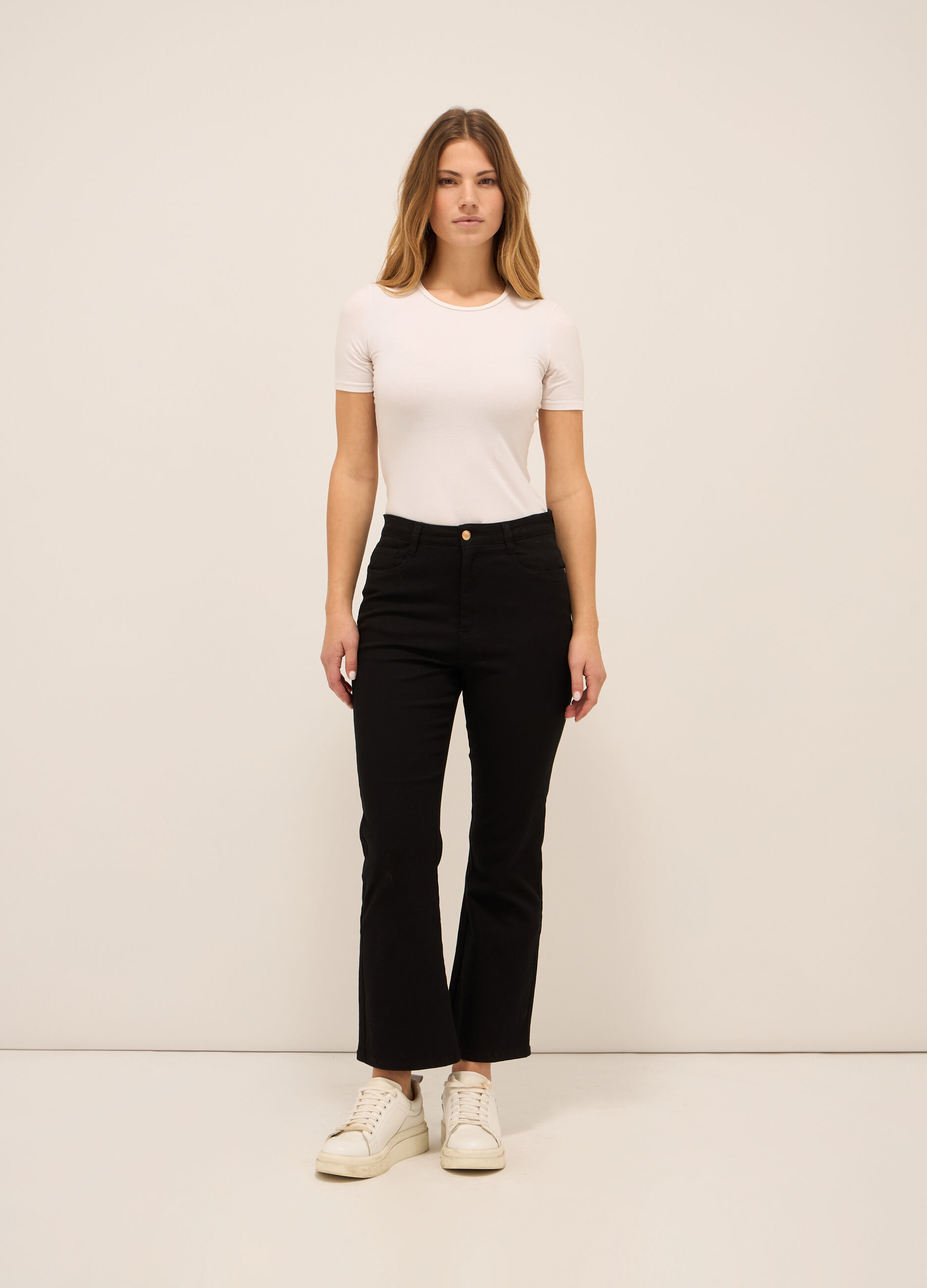 Pantaloni flare fit in twill di cotone stretch donna_0