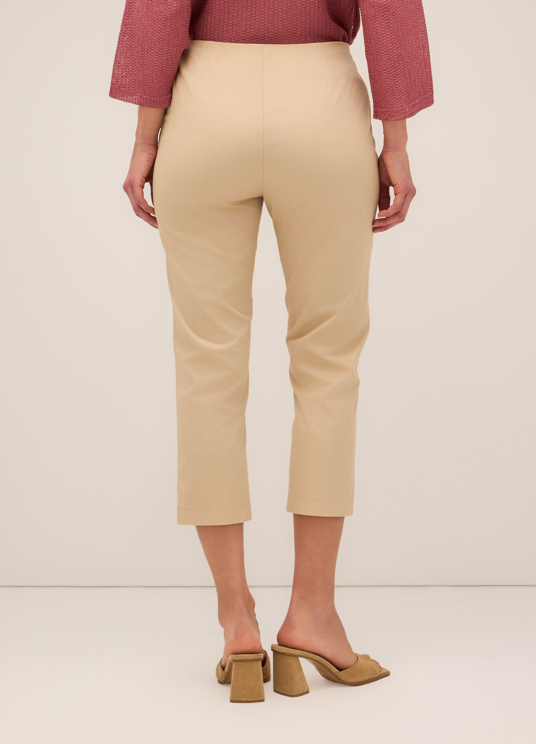 Pantaloni capri in twill di cotone stretch donna_1