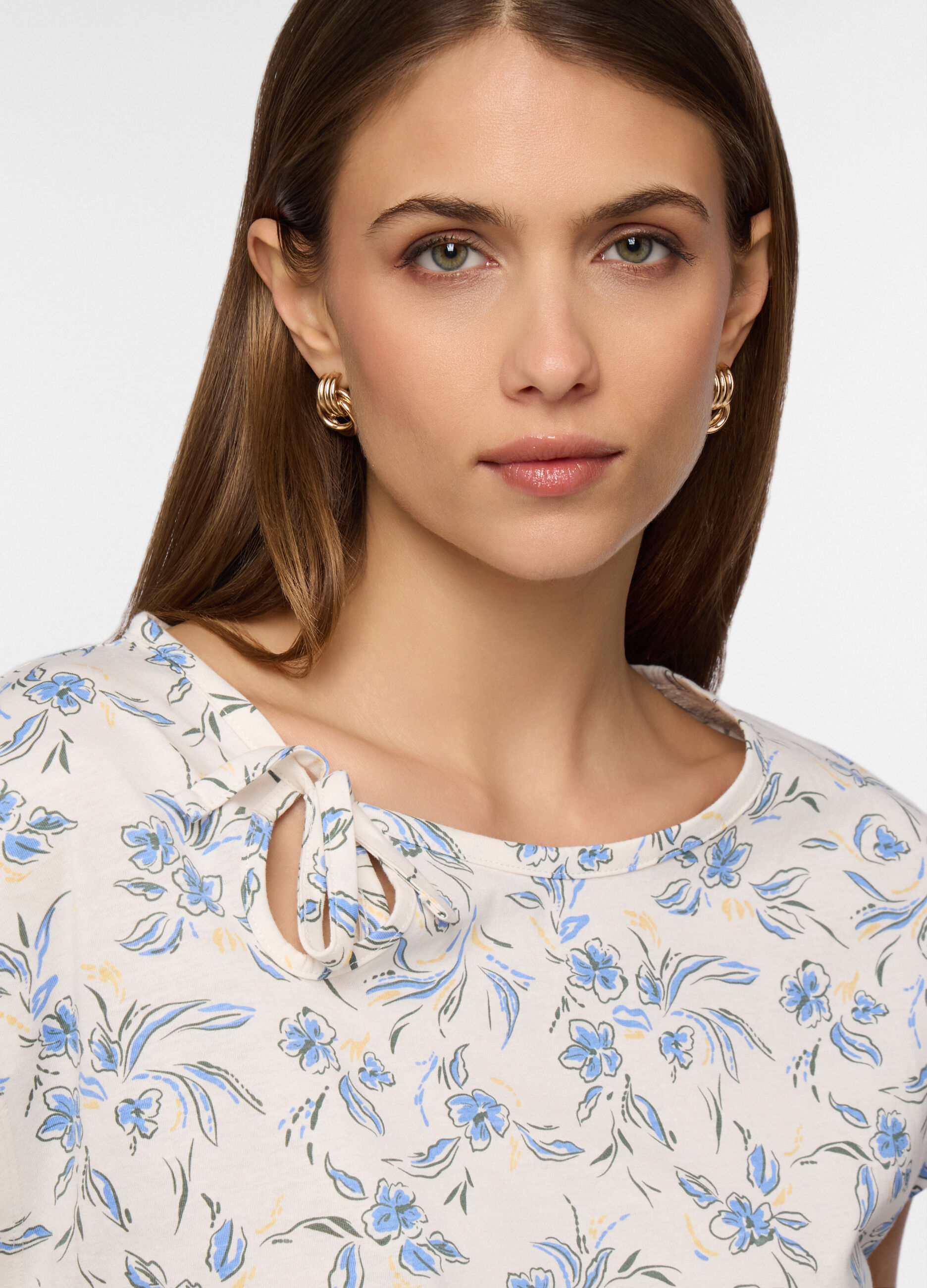 T-shirt girocollo con cut out donna_2