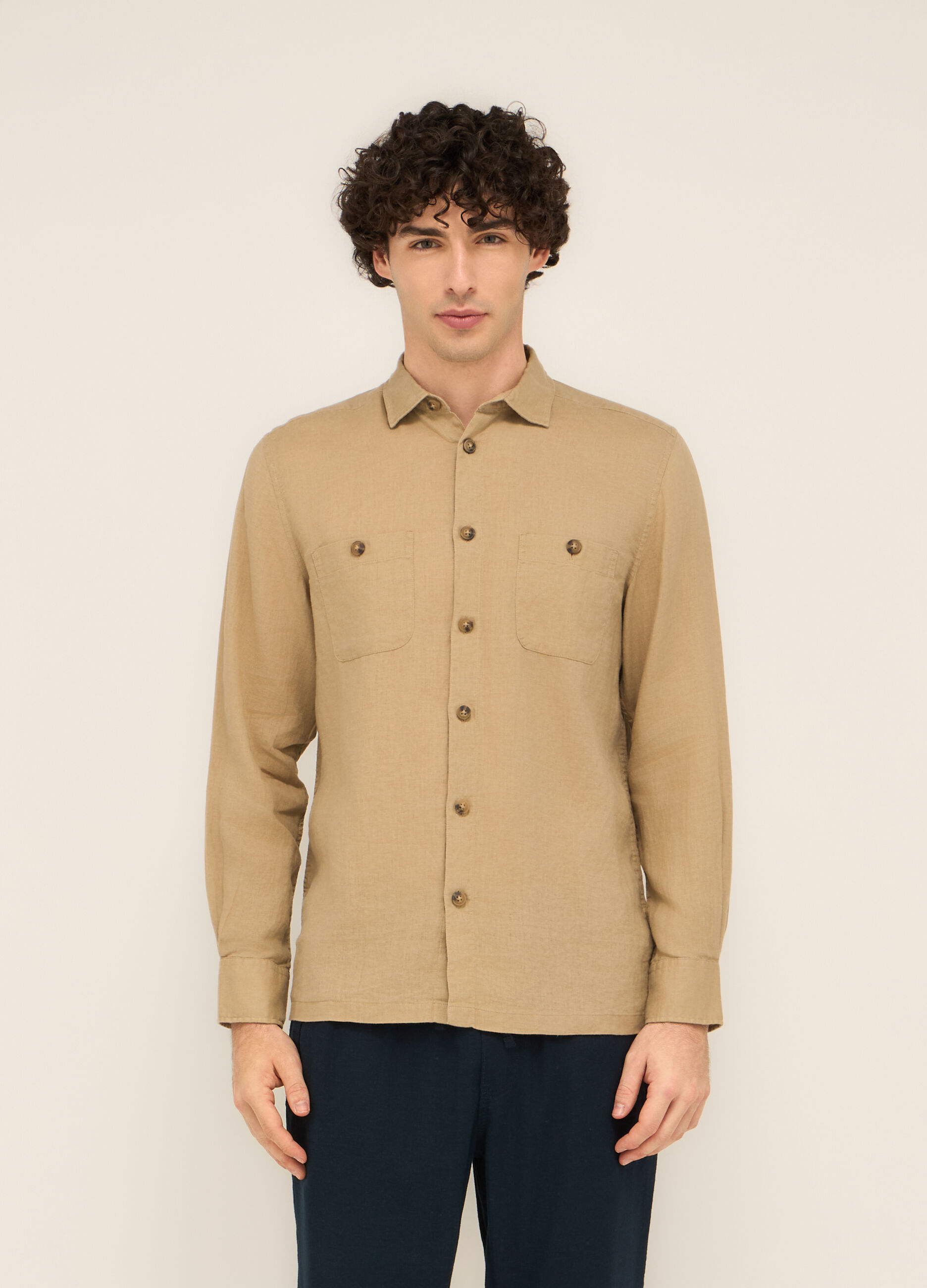 Camicia con taschini in puro lino uomo_0