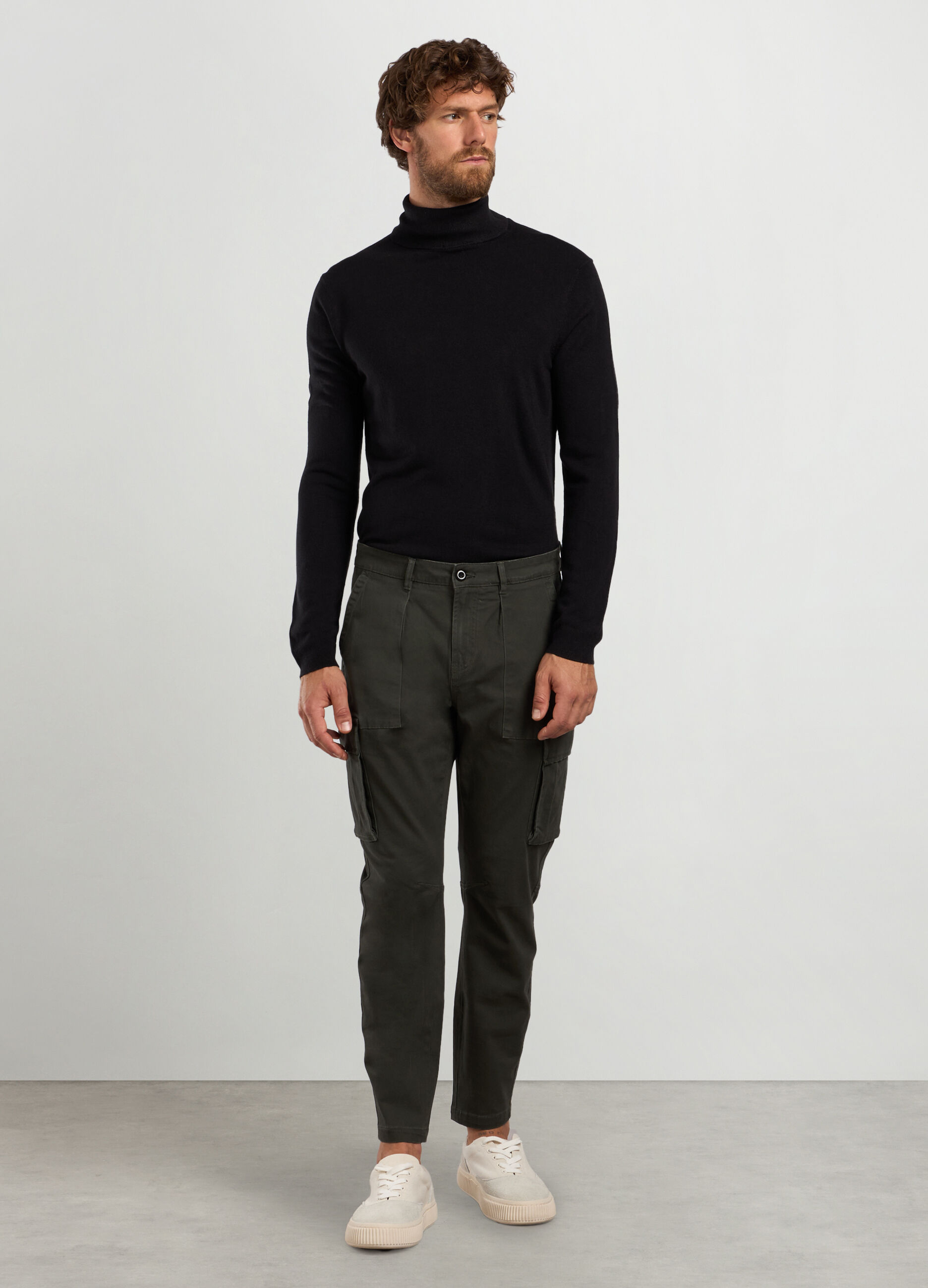 Pantaloni cargo carrot fit in cotone stretch uomo_0