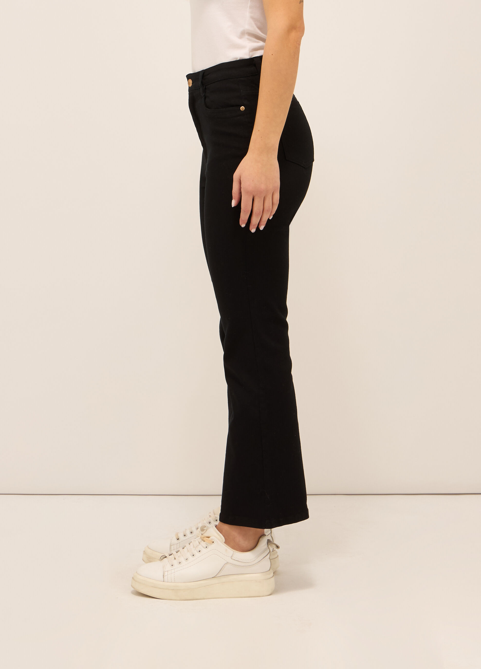 Pantaloni flare fit in twill di cotone stretch donna_2