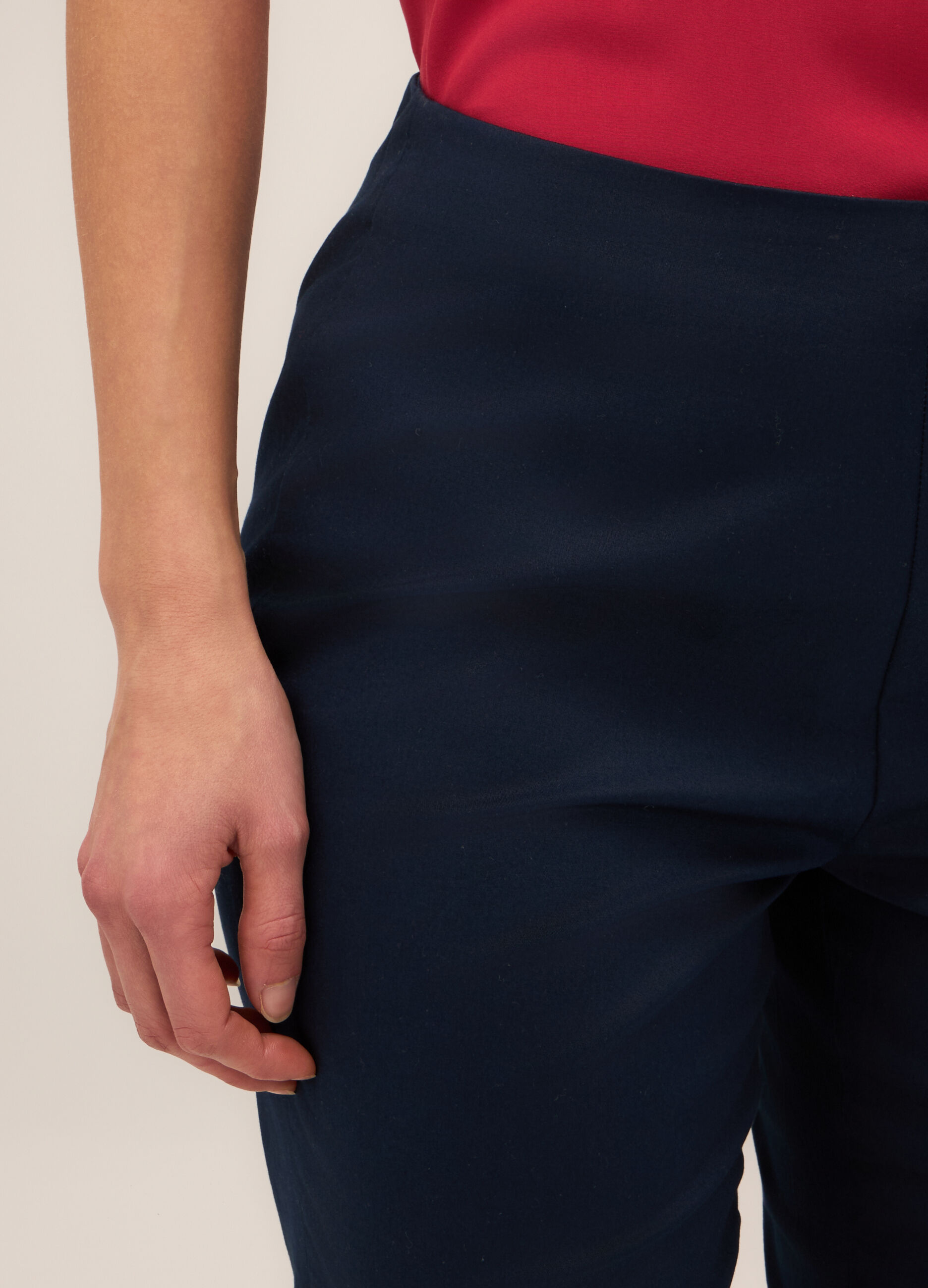 Pantaloni capri in twill di cotone stretch donna_2