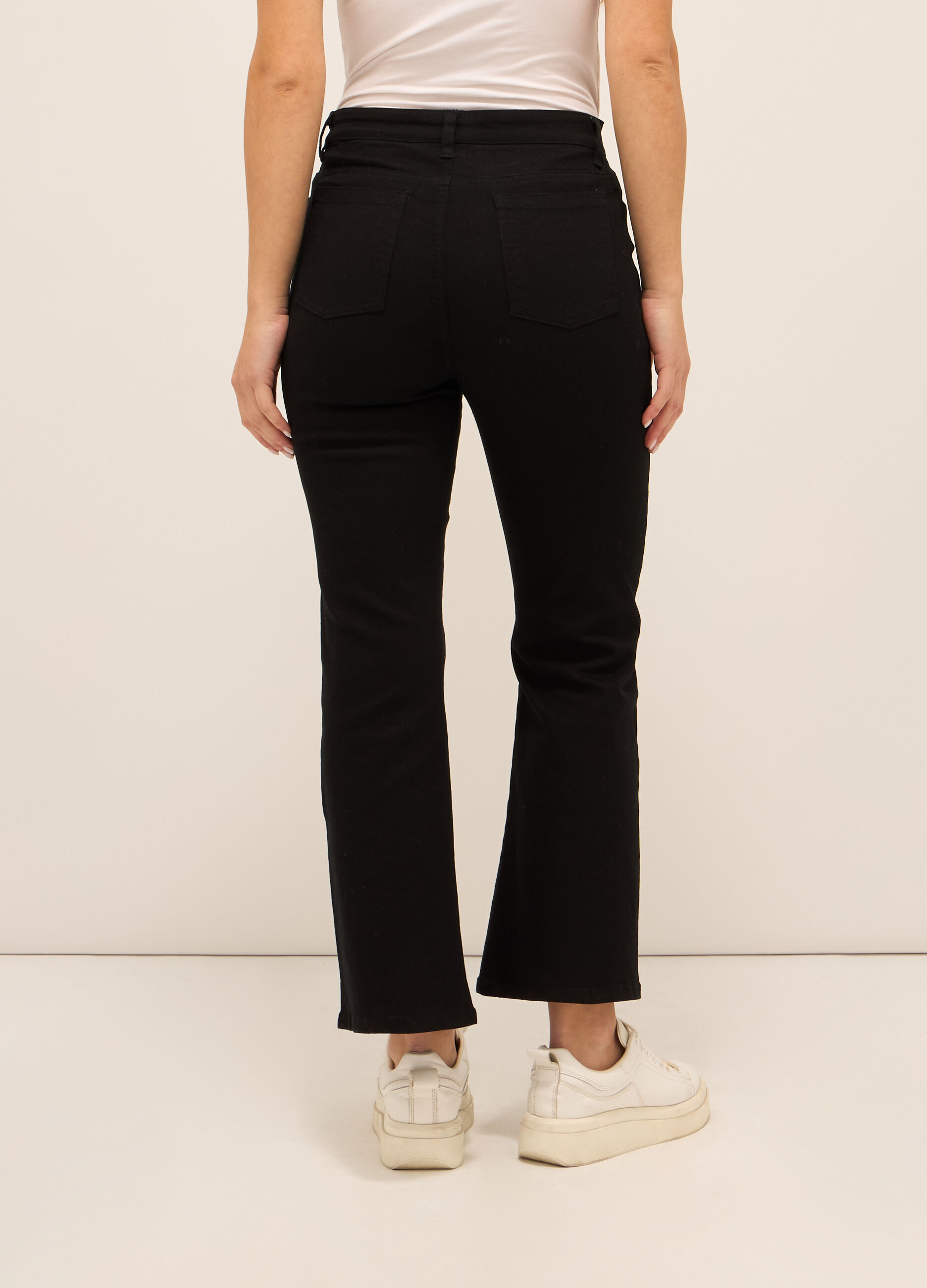 Pantaloni flare fit in twill di cotone stretch donna_1