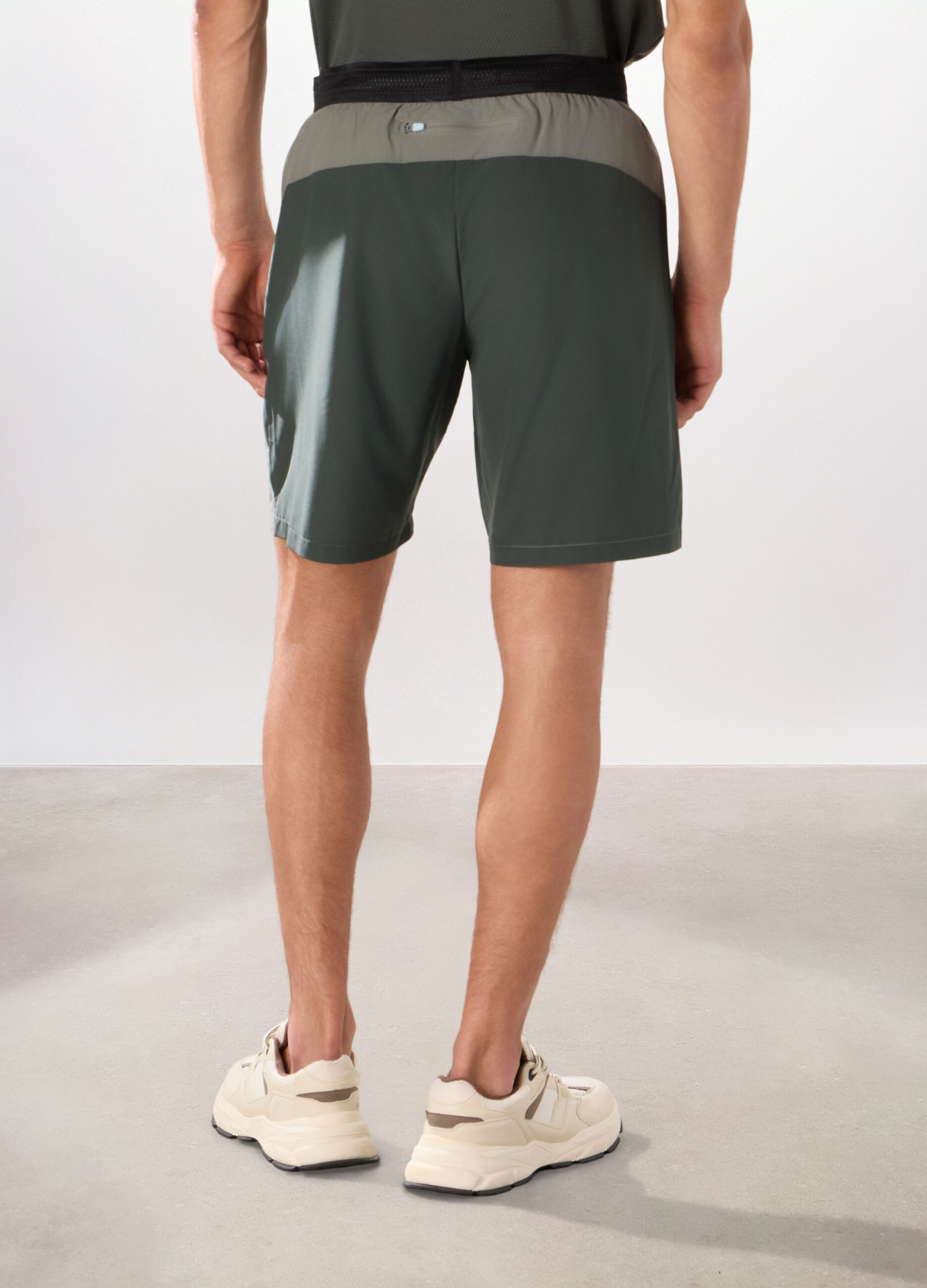 Short sportivi in tessuto stretch uomo_1