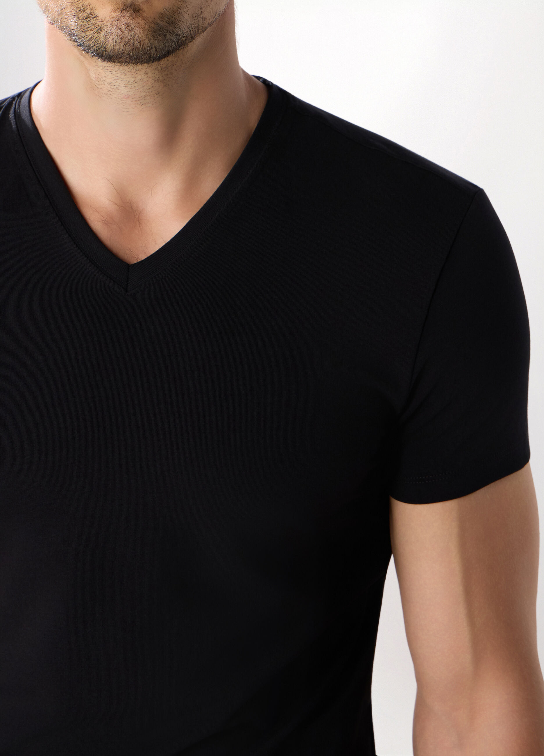 T-shirt collo a V in cotone stretch uomo