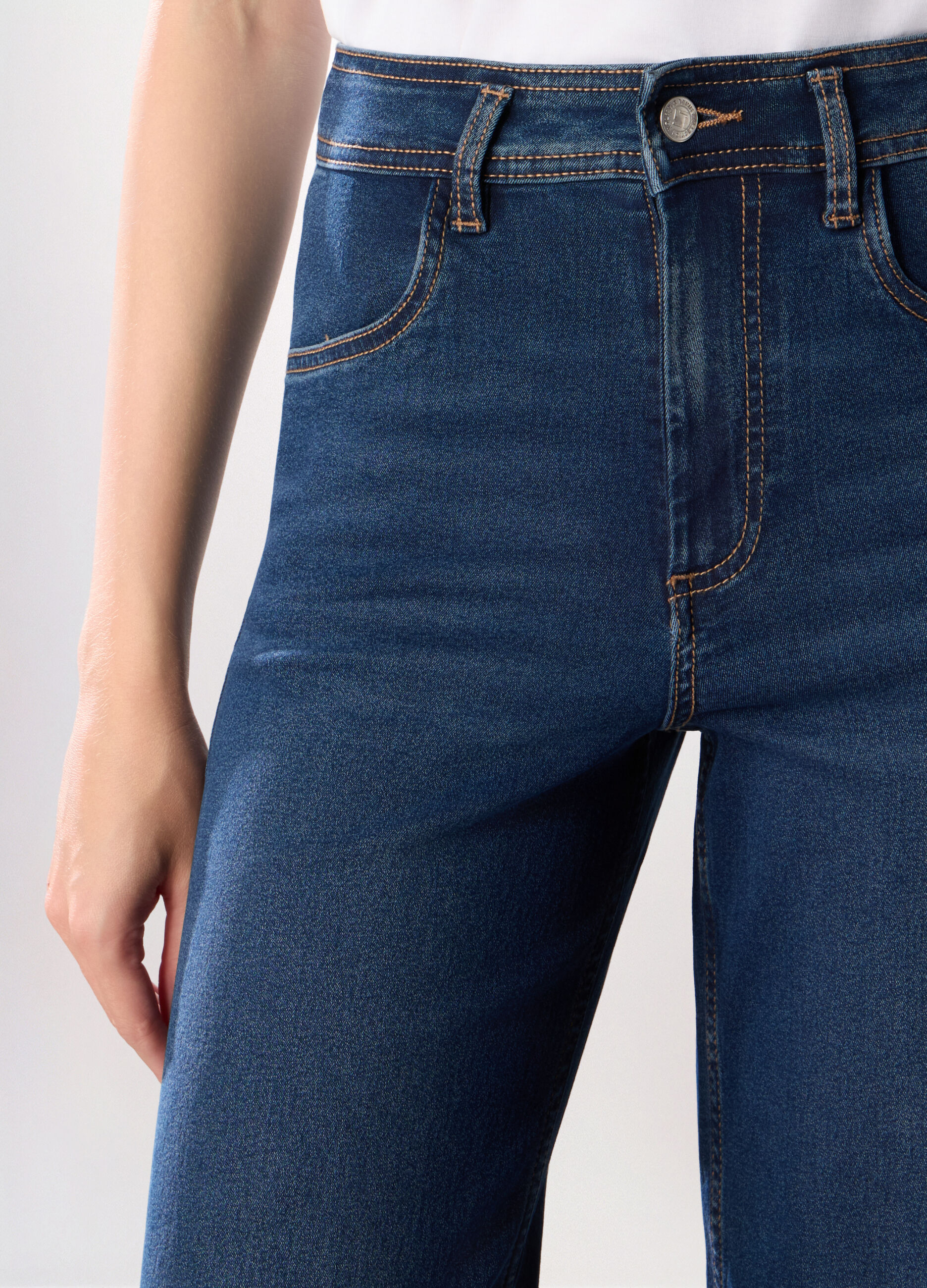 Pantaloni wide leg in denim misto cotone stretch_2