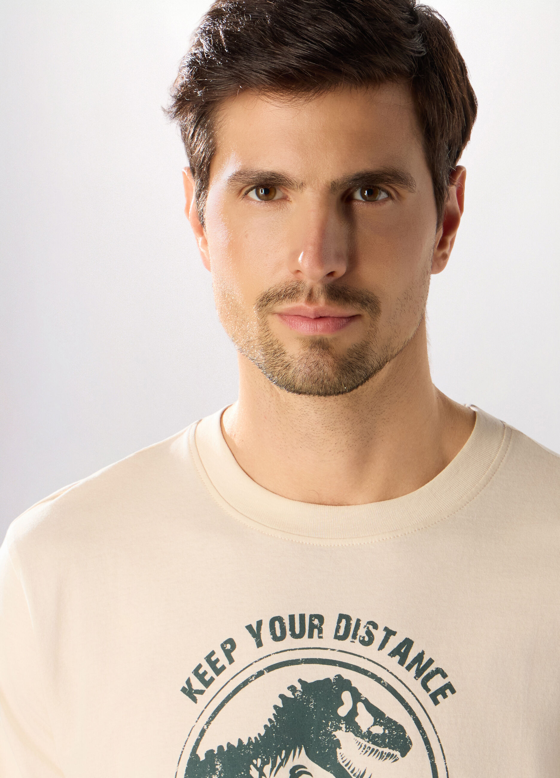 T-shirt girocollo stampa Jurassic World uomo_2