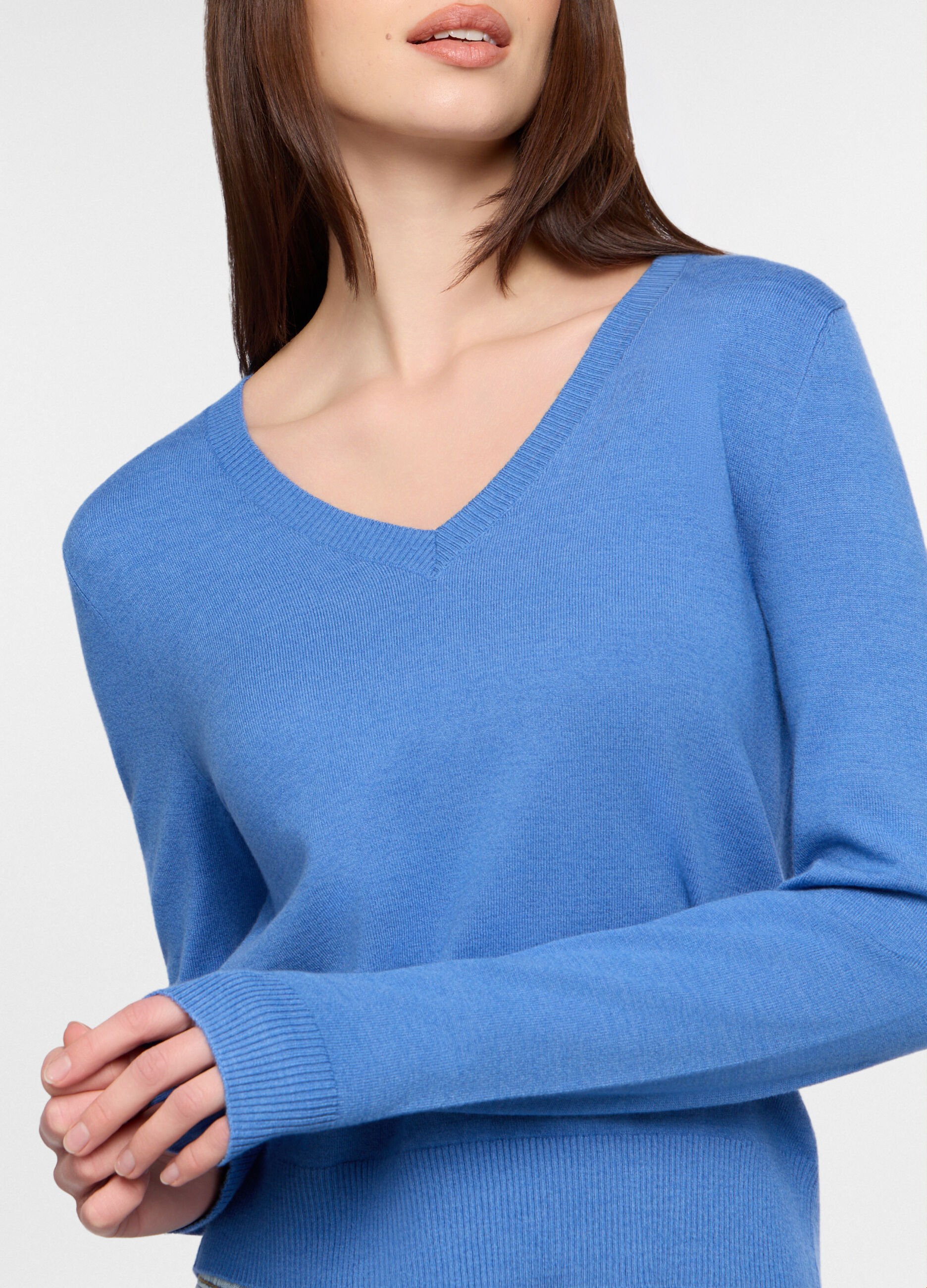 Maglia con scollo a V rasata donna_2