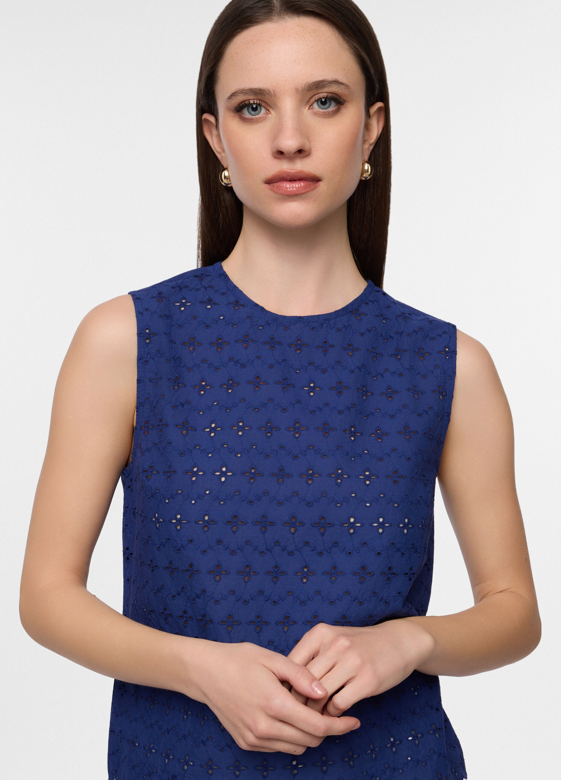 Top smanicato a girocollo in puro cotone sangallo donna_2