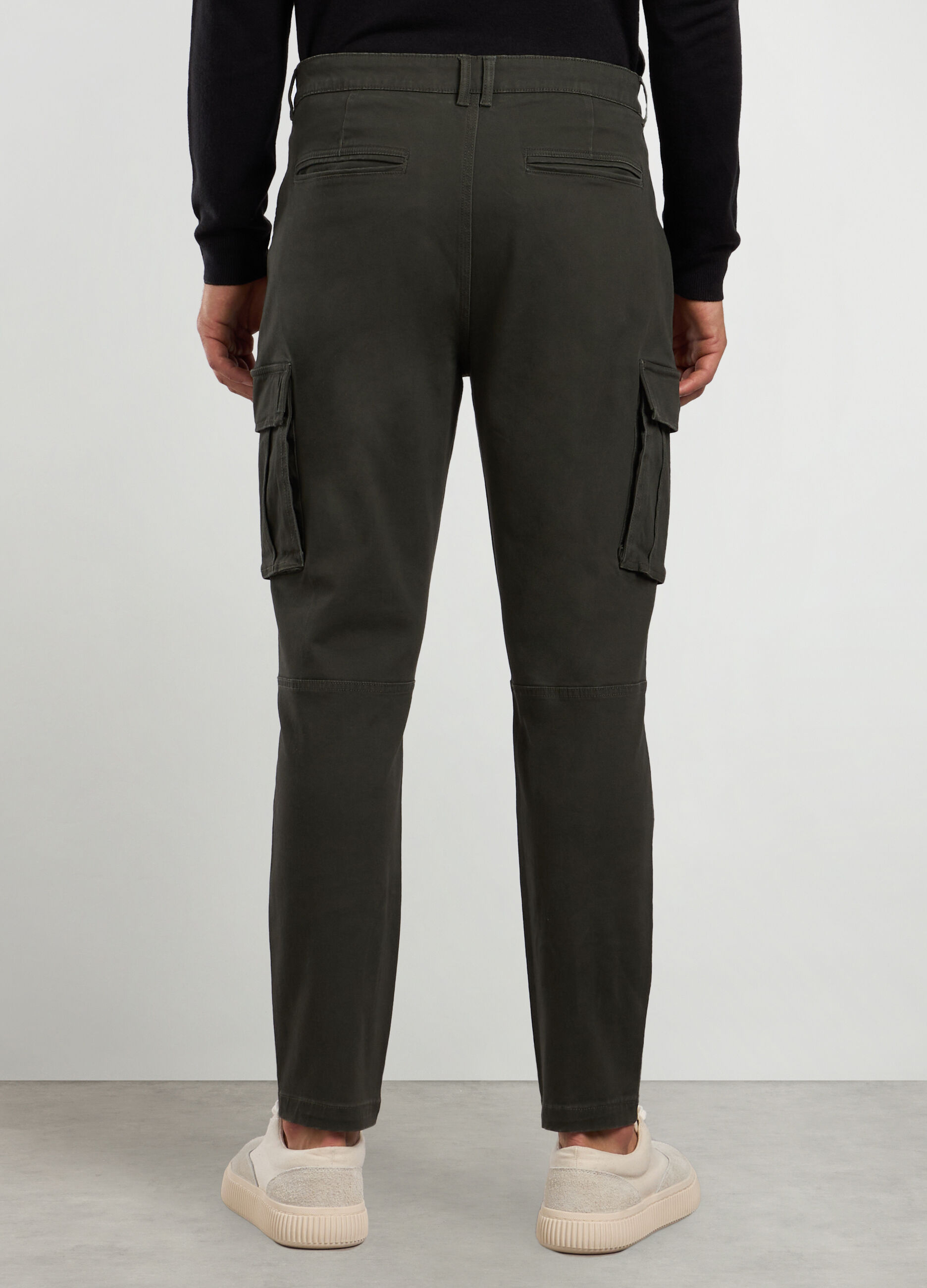 Pantaloni cargo carrot fit in cotone stretch uomo_1