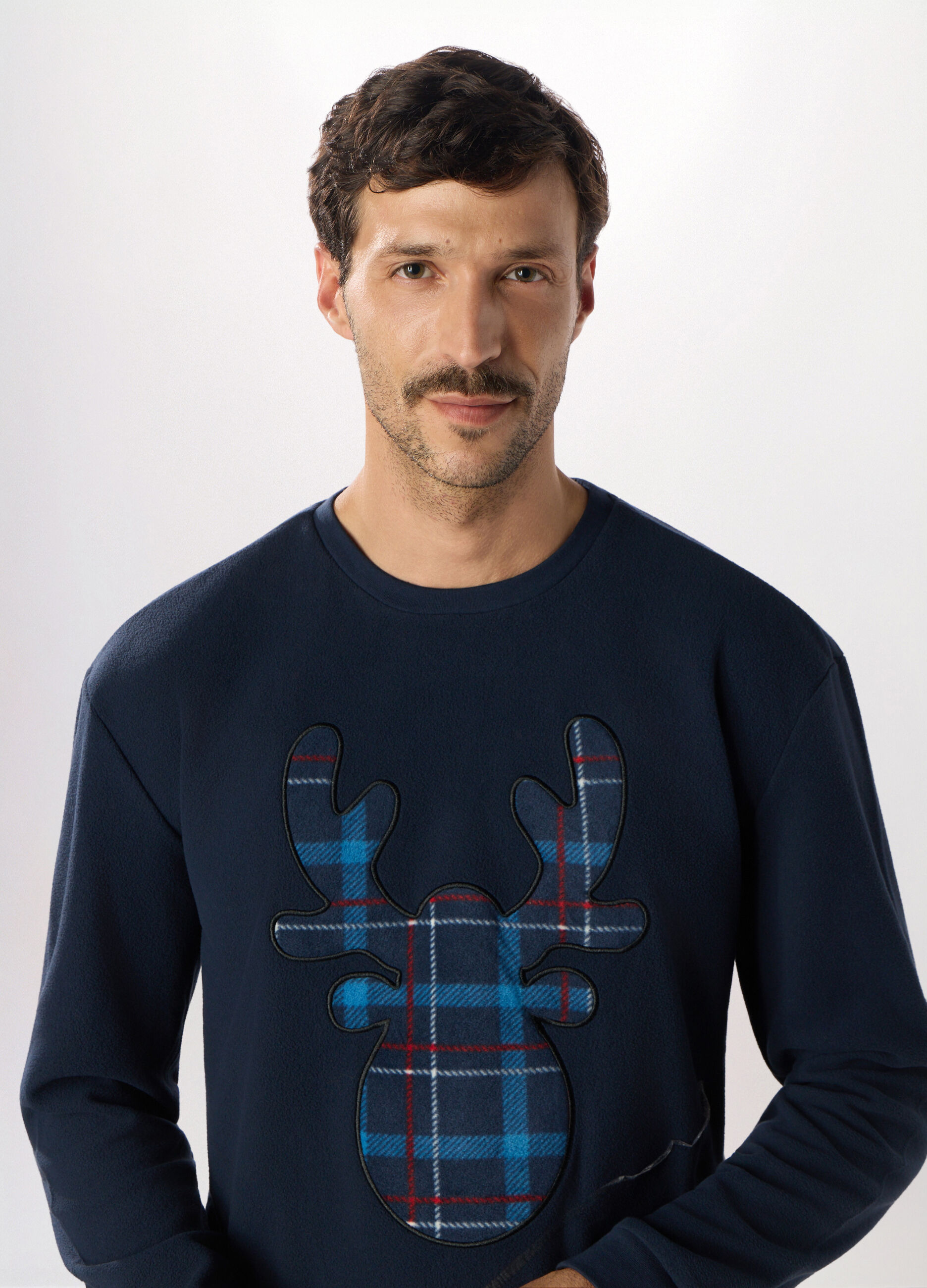 Pigiama lungo con ricamo in pile uomo_2