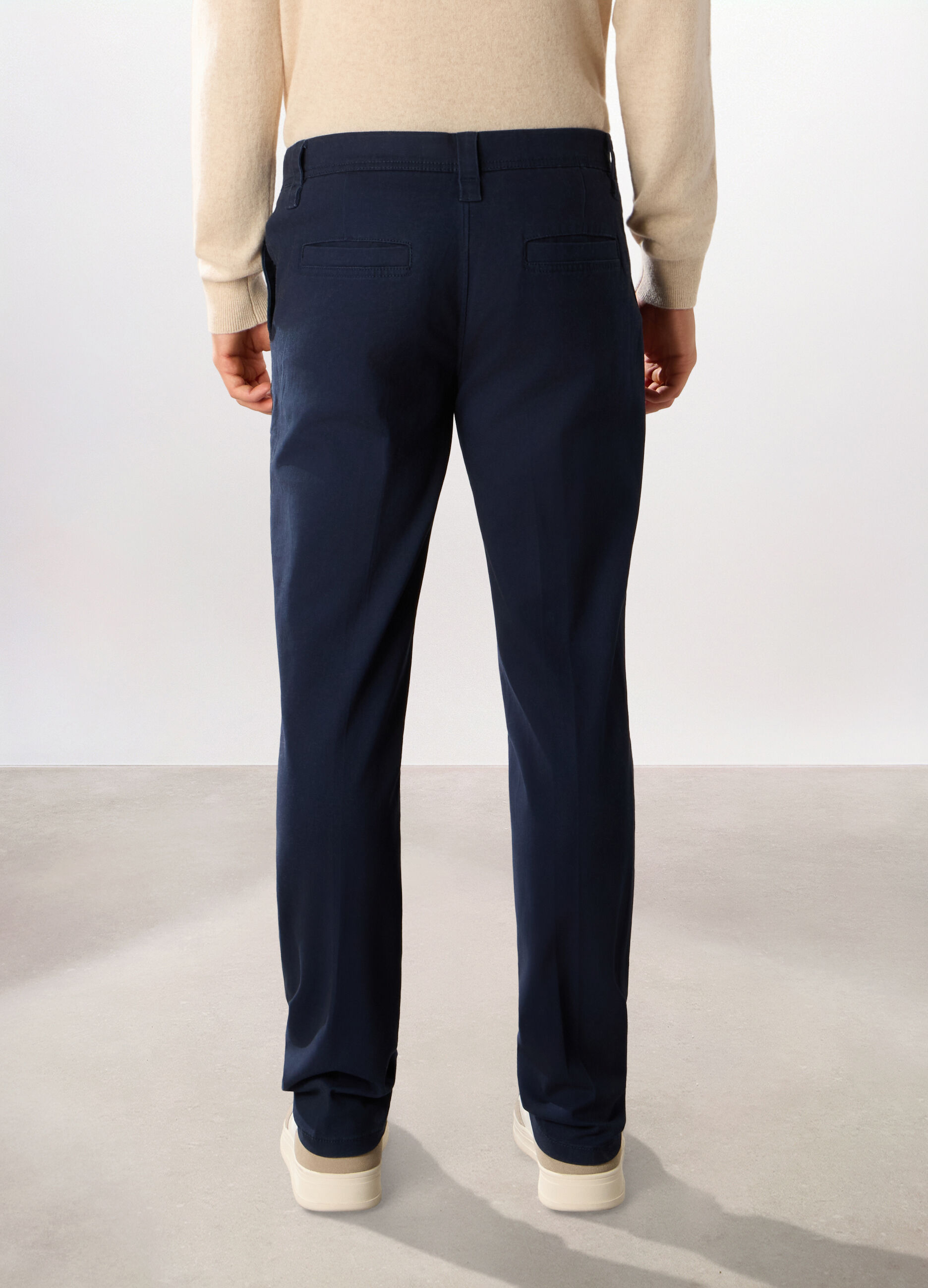 Pantaloni chino regular fit in cotone stretch uomo_1